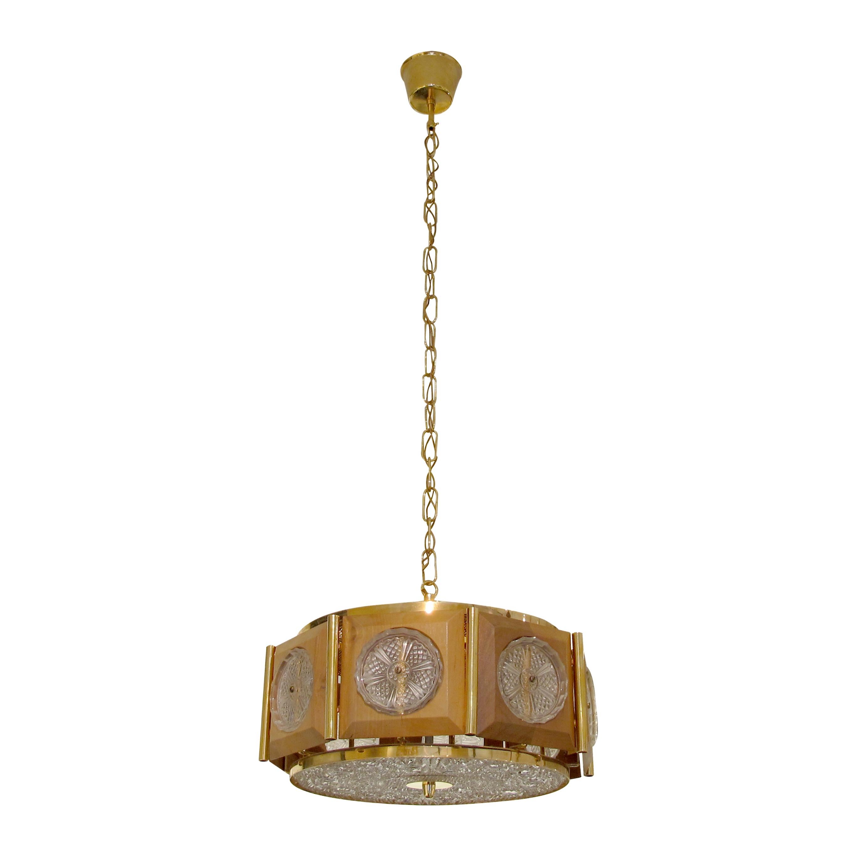 An elegant 1950s Swedish ceiling hanging light. The light is fitted with a long brass chain which is ideal for high ceilings and can be shortened to your desired height requirements. The brass frame is fitted with bevelled walnut squares with
