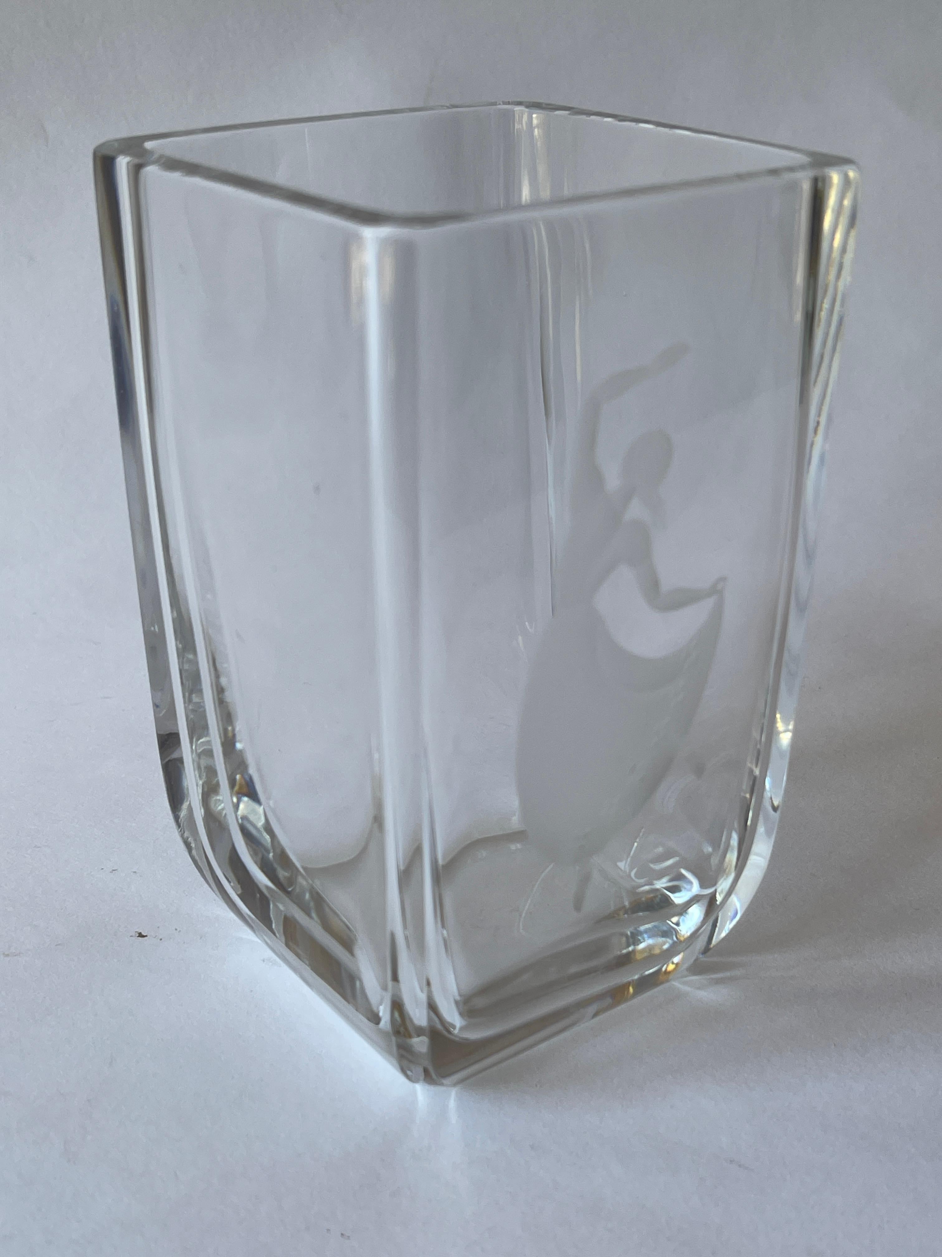 Vaso svedese in vetro trasparente degli anni '50 inciso a mano con una donna danzante che dà movimento al riflesso della luce e all'acqua quando viene riempito.
Il vaso ha un buon peso, un pezzo solido, tutto lavorato a mano.
Firmato in modo