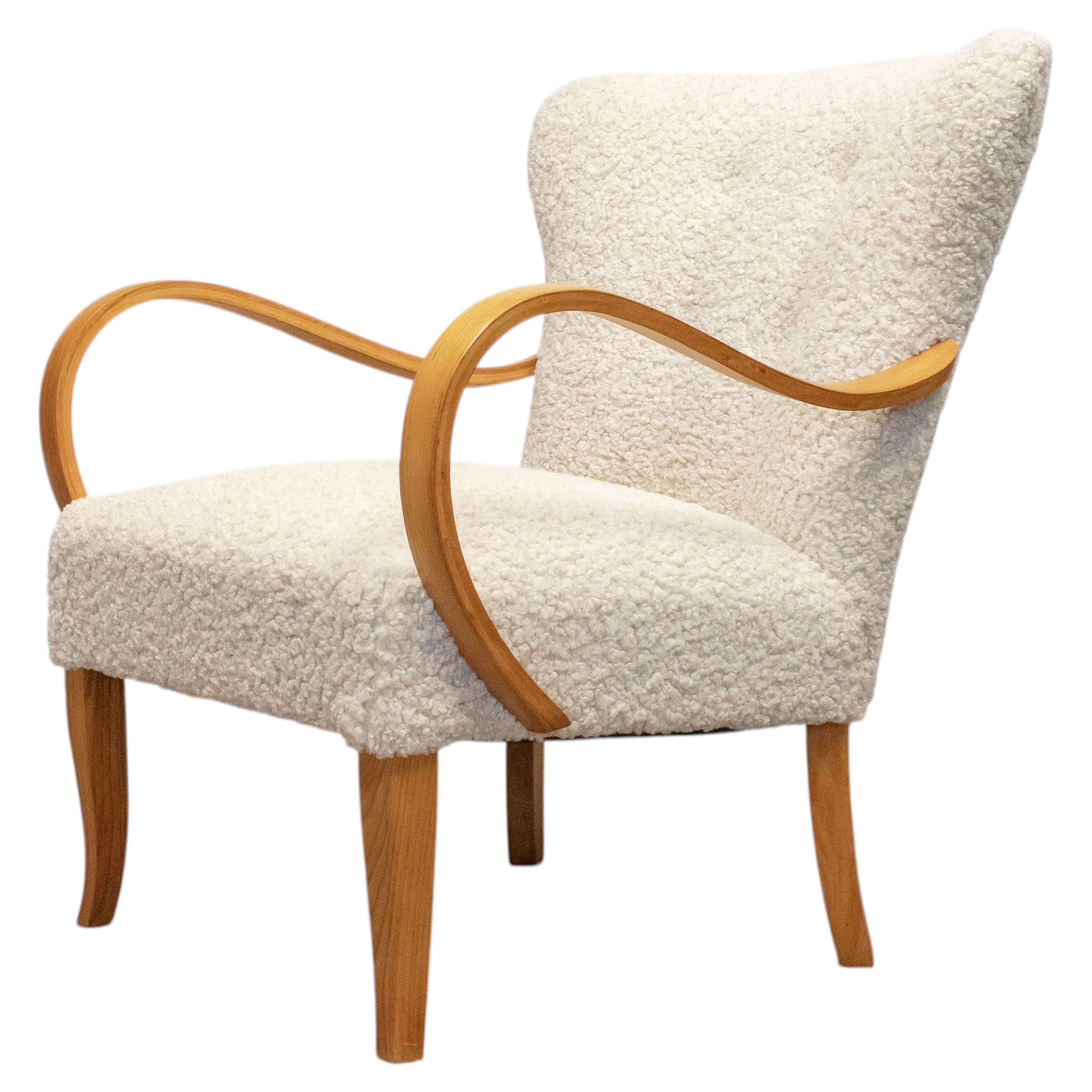 Silla de salón de diseño sueco de los años 50 de madera de olmo con tapicería de piel sintética en venta