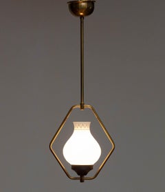 Ciondolo di design svedese degli anni '50 in ottone con vetro artistico opalino.