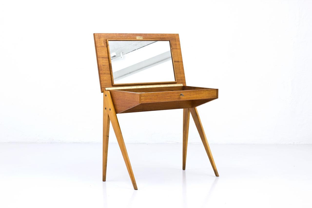 Small desk, vanity designed by Yngve Ekström. Manufactured by AB Emmaboda Möbelfabrik in
Sweden during the 1950s. Made of teak and beech with brass details. Inside with built-in mirror, beech organizer.