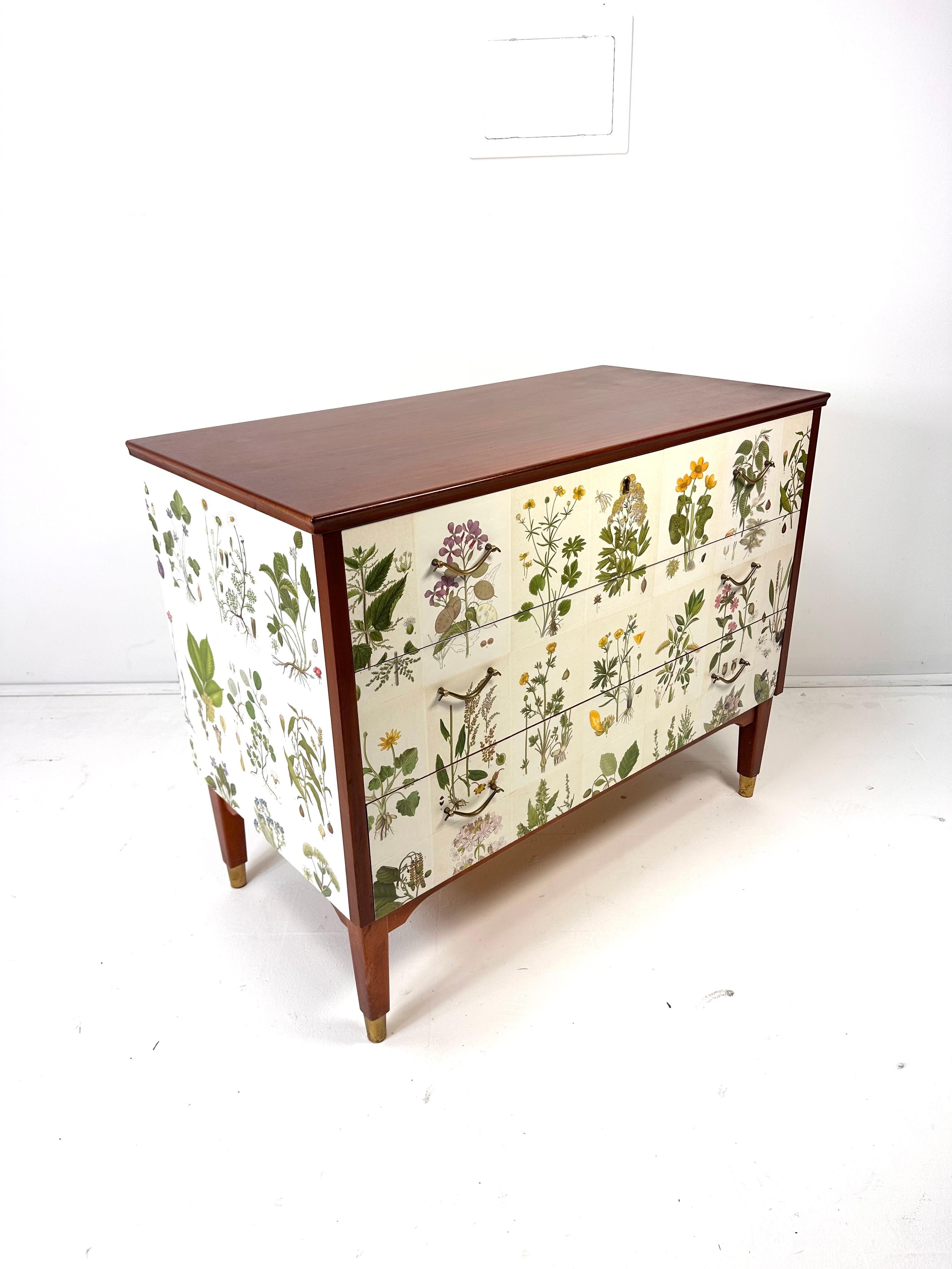Dressoir suédois des années 1950, recouvert par la suite d'illustrations de C.I.C. Lindman book Nordens Flora. Commode à trois tiroirs avec quincaillerie en laiton.