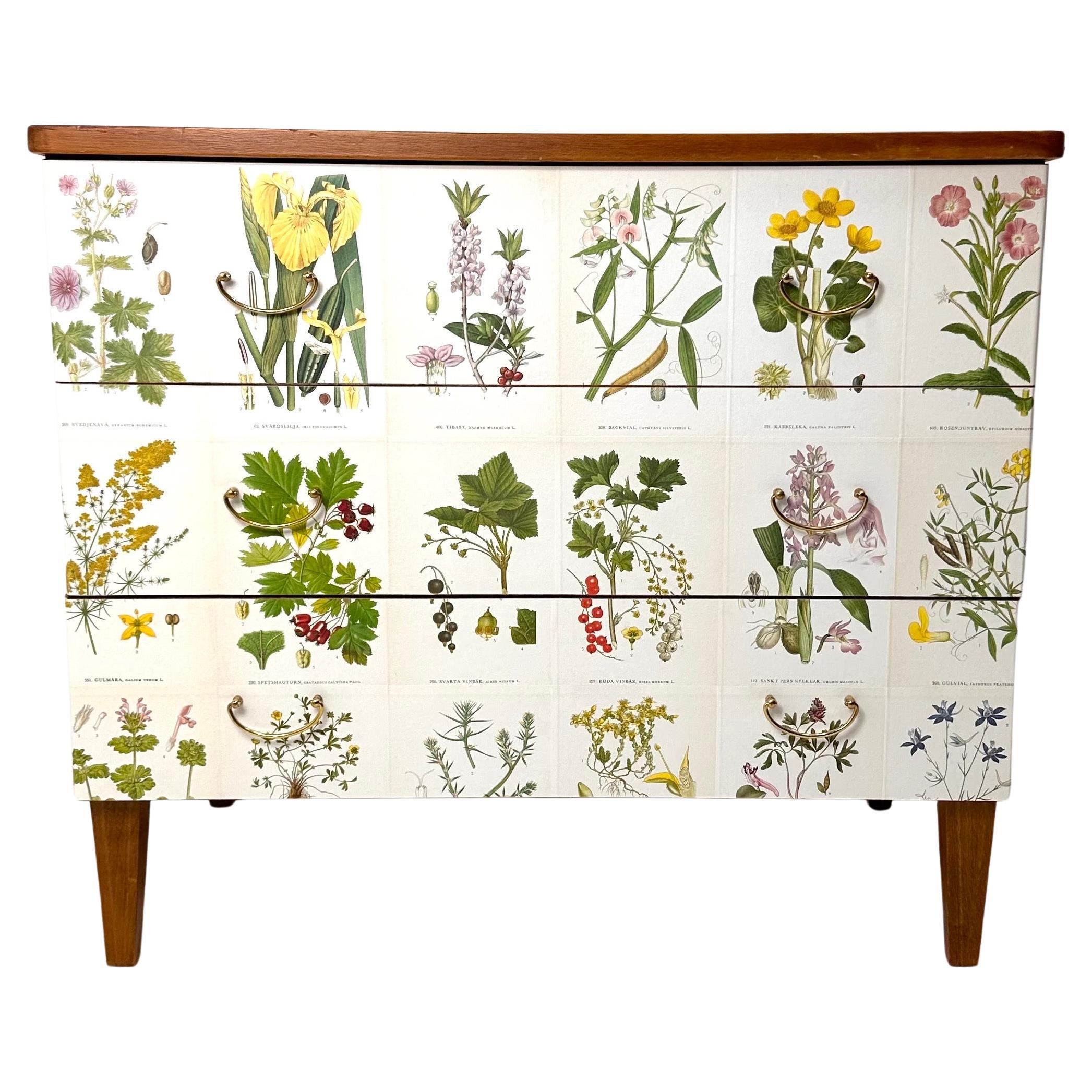 Dressoir suédois des années 1950, recouvert par la suite d'illustrations de C.I.C. Lindman book Nordens Flora. Commode à trois tiroirs avec quincaillerie en laiton.