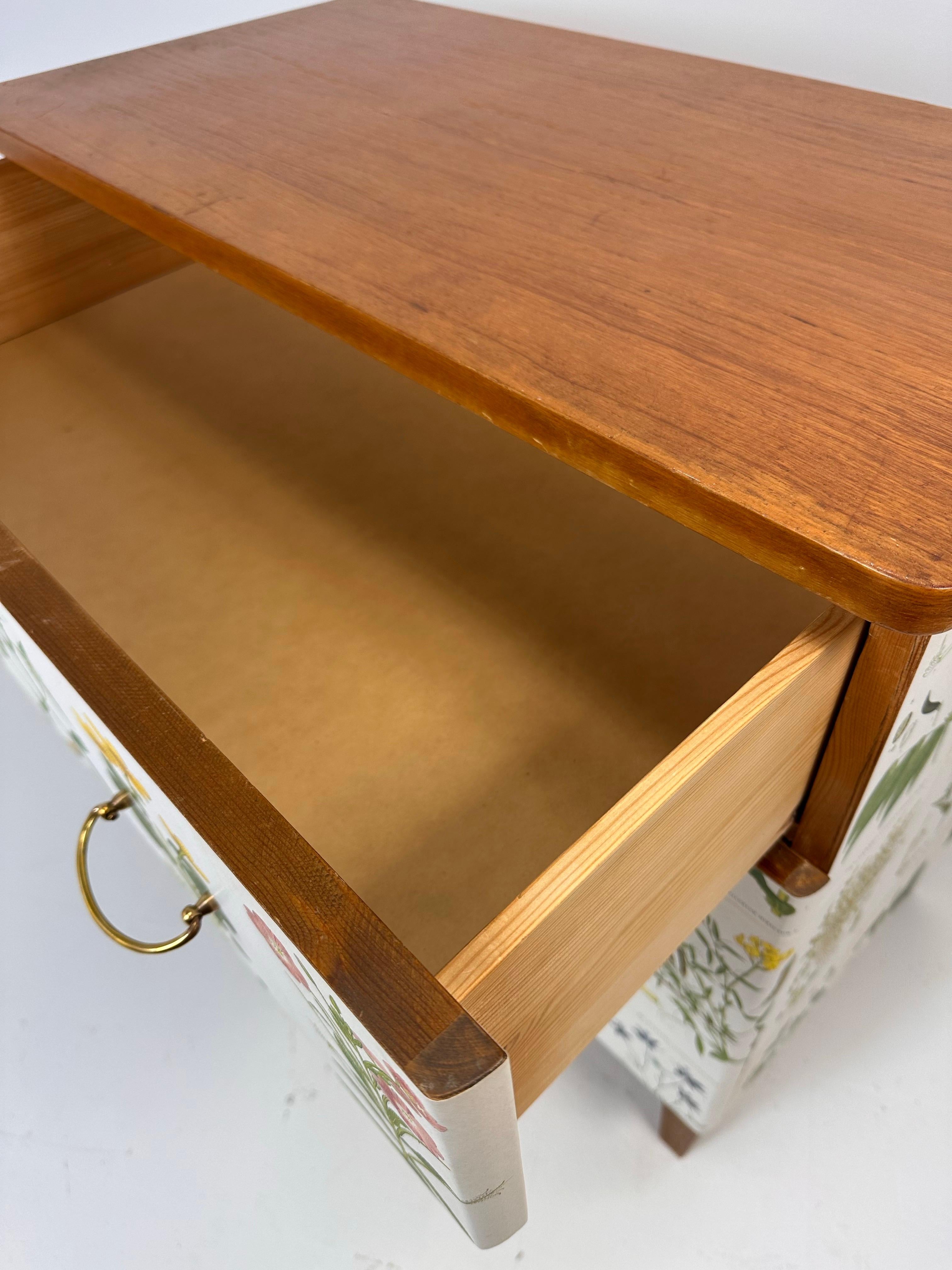 Bouleau Commode suédoise des années 1950 avec illustrations de Nordens Flora en vente