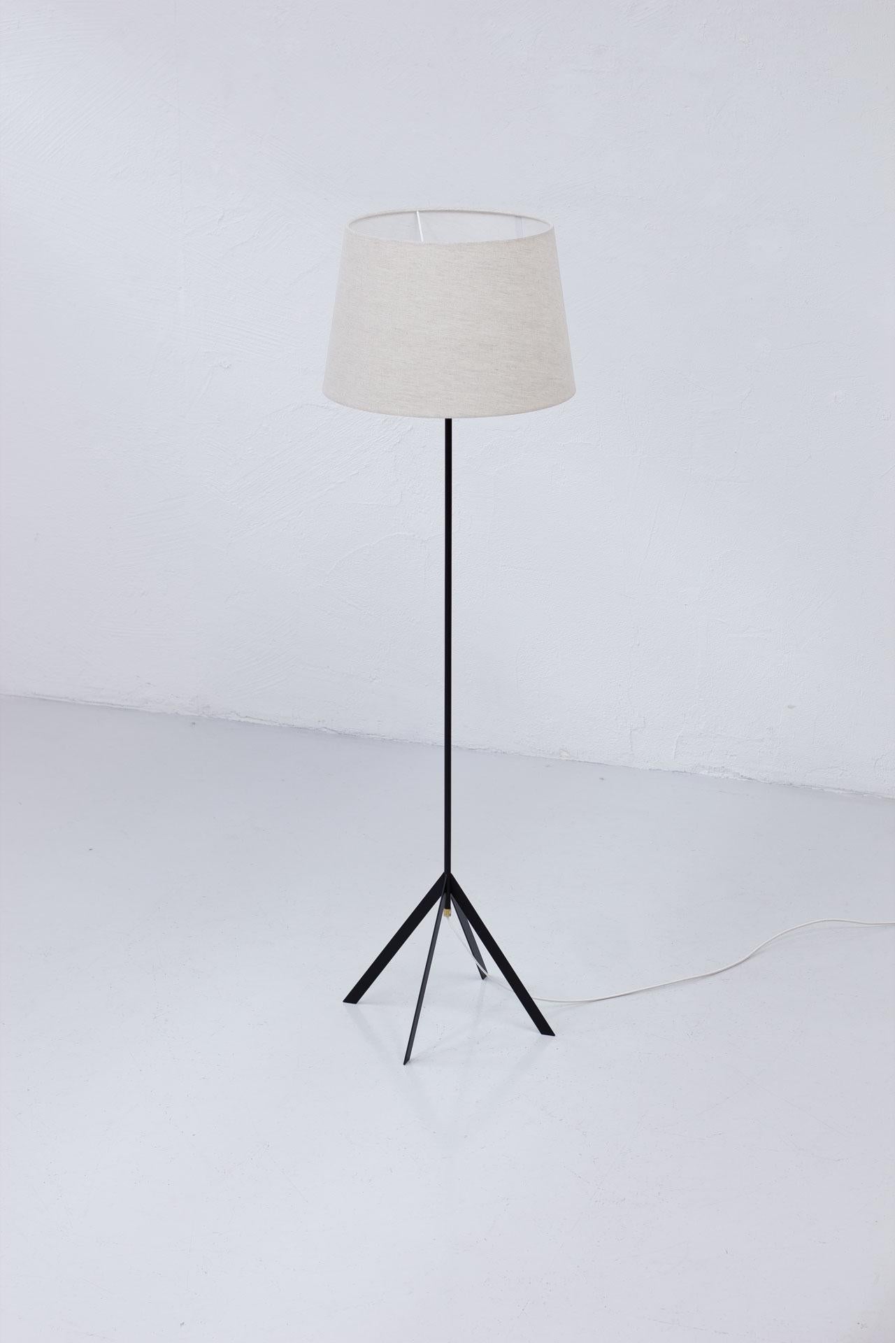 Elegant Swedish floor lamp from the 1950s from unknown maker and/ or designer. The base is engraved K1 and has the 