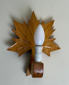 Lámpara de pared sueca de los años 50 con forma de hoja de arce tallada a mano y pantalla de sisal