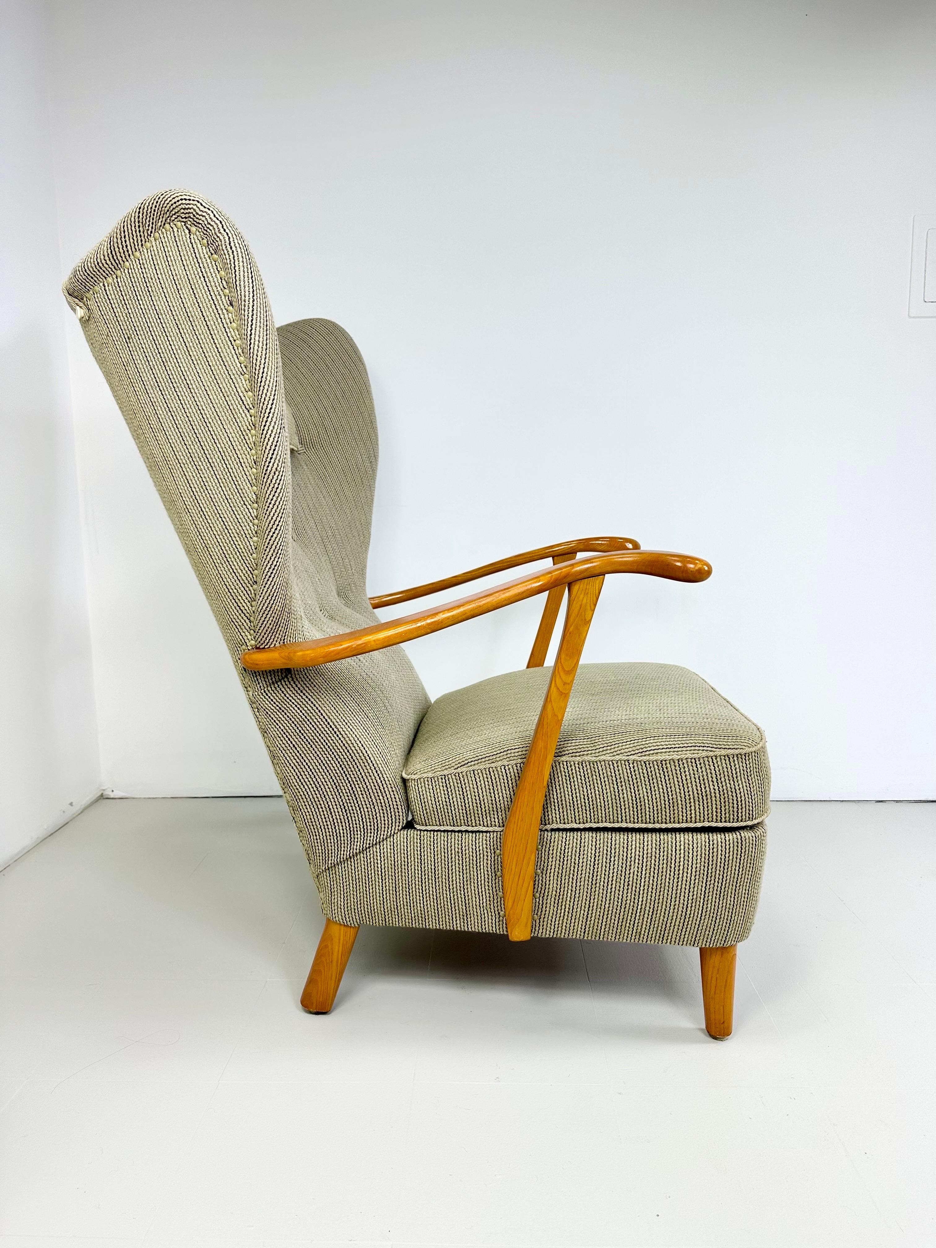 Schwedischer Hochlehner-Sessel aus den 1950er Jahren. Die Armlehnen sind aus Buchenholz geschnitzt und haben einfache, elegante Linien. Neuere Polsterung mit unterer Rückenlehne und beschwerter Kopfstütze

Lieferung in den Großraum NYC möglich.
