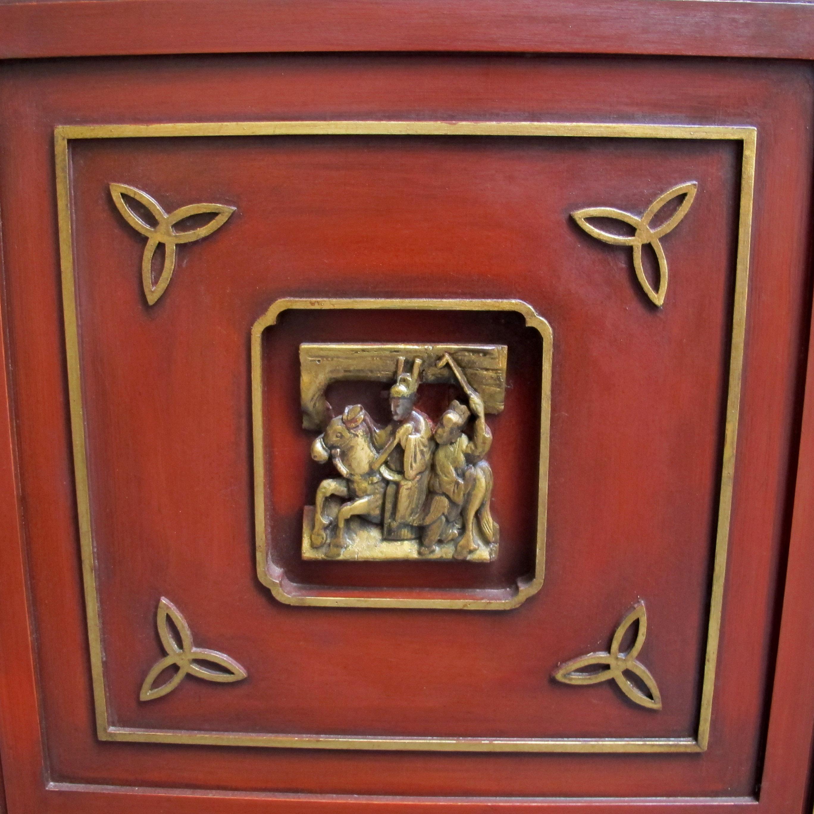 Armario para bebidas con paneles tallados de estilo Chinoiserie de fabricación sueca de los años 50 en venta 3