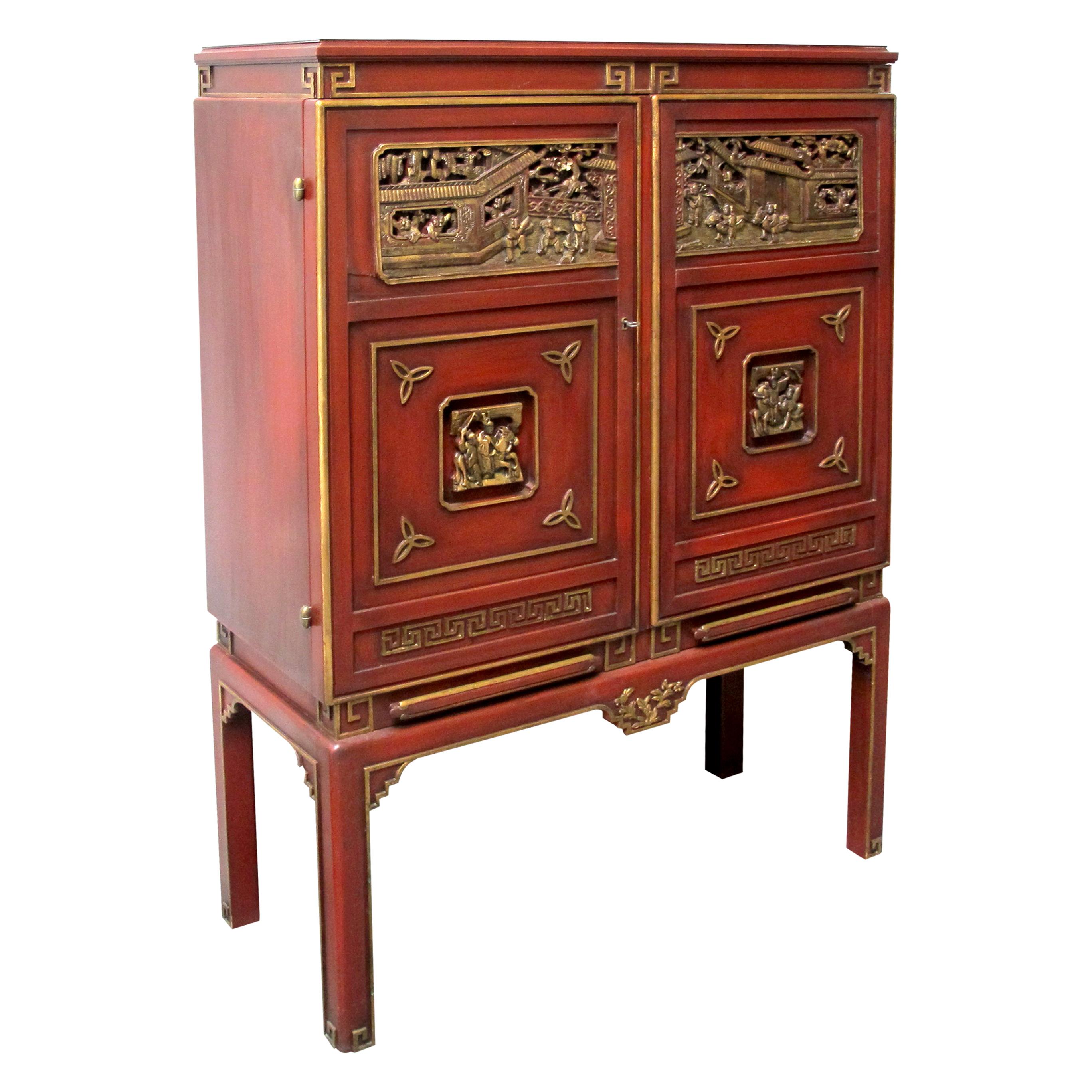 Armario para bebidas con paneles tallados de estilo Chinoiserie de fabricación sueca de los años 50 Sueco en venta