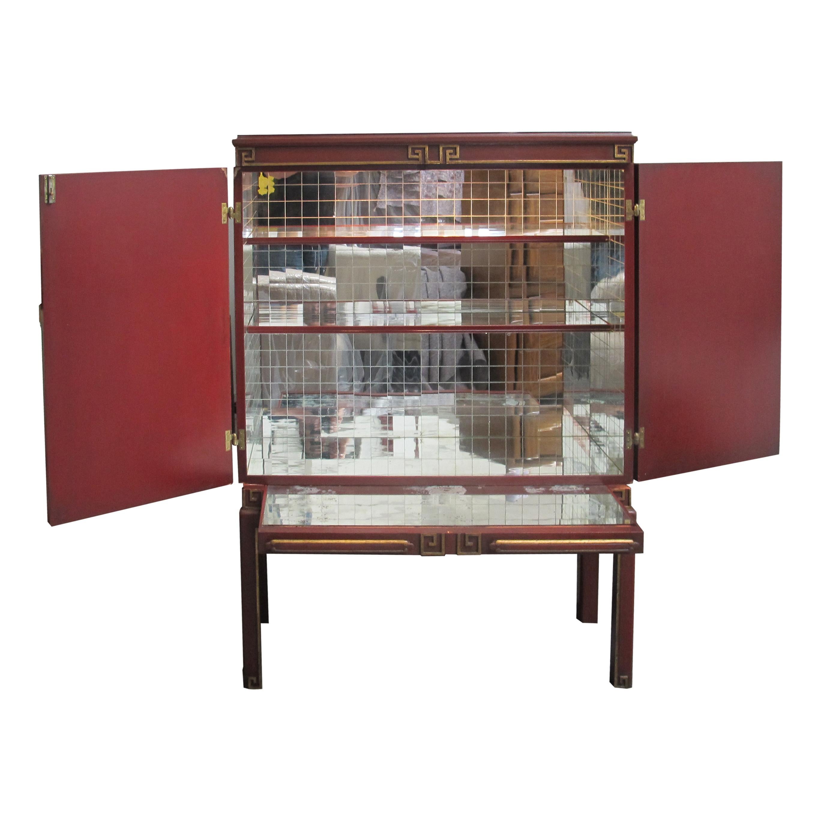 Armario para bebidas con paneles tallados de estilo Chinoiserie de fabricación sueca de los años 50 Tallado a mano en venta