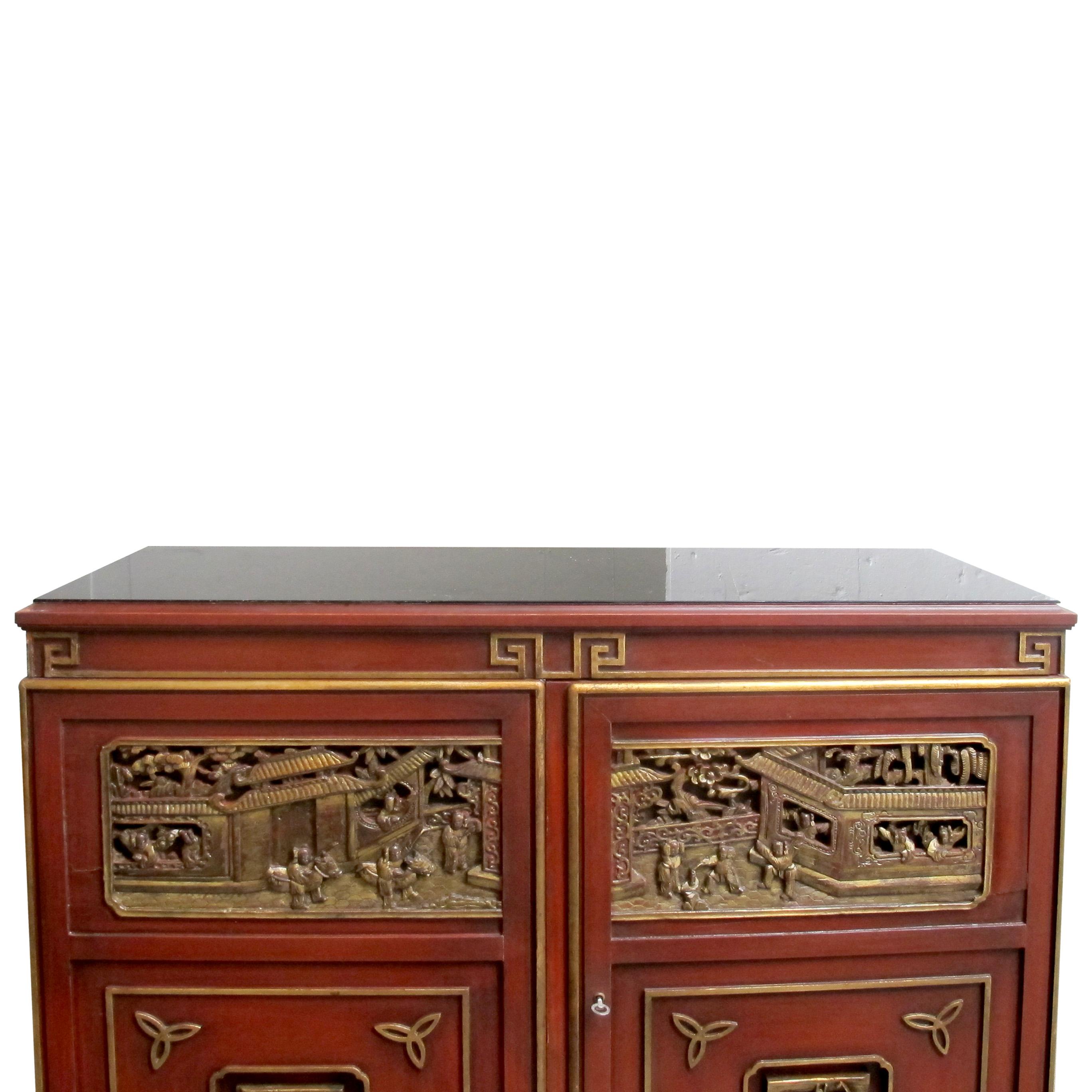 Armario para bebidas con paneles tallados de estilo Chinoiserie de fabricación sueca de los años 50 mediados del siglo XX en venta