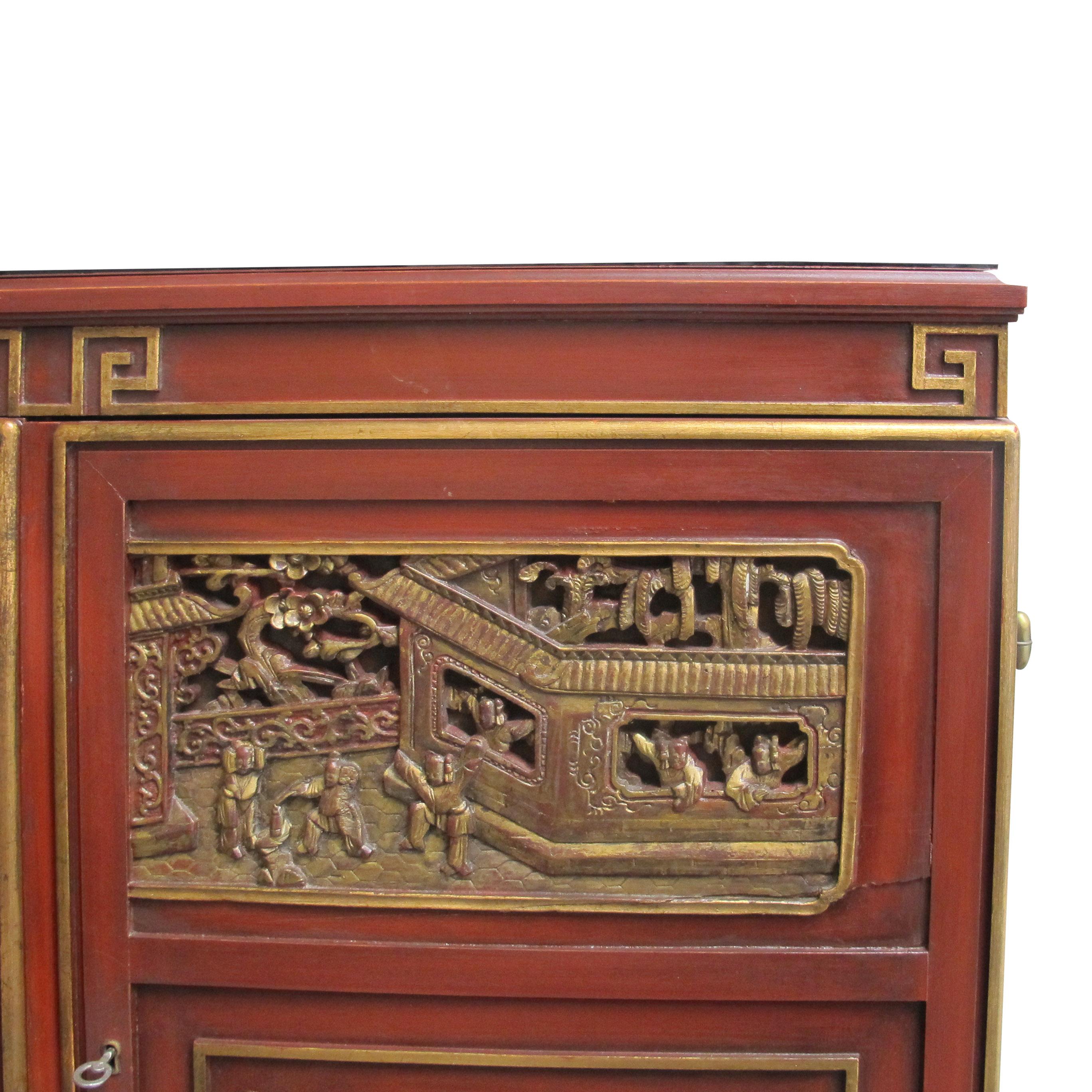 Armario para bebidas con paneles tallados de estilo Chinoiserie de fabricación sueca de los años 50 en venta 2