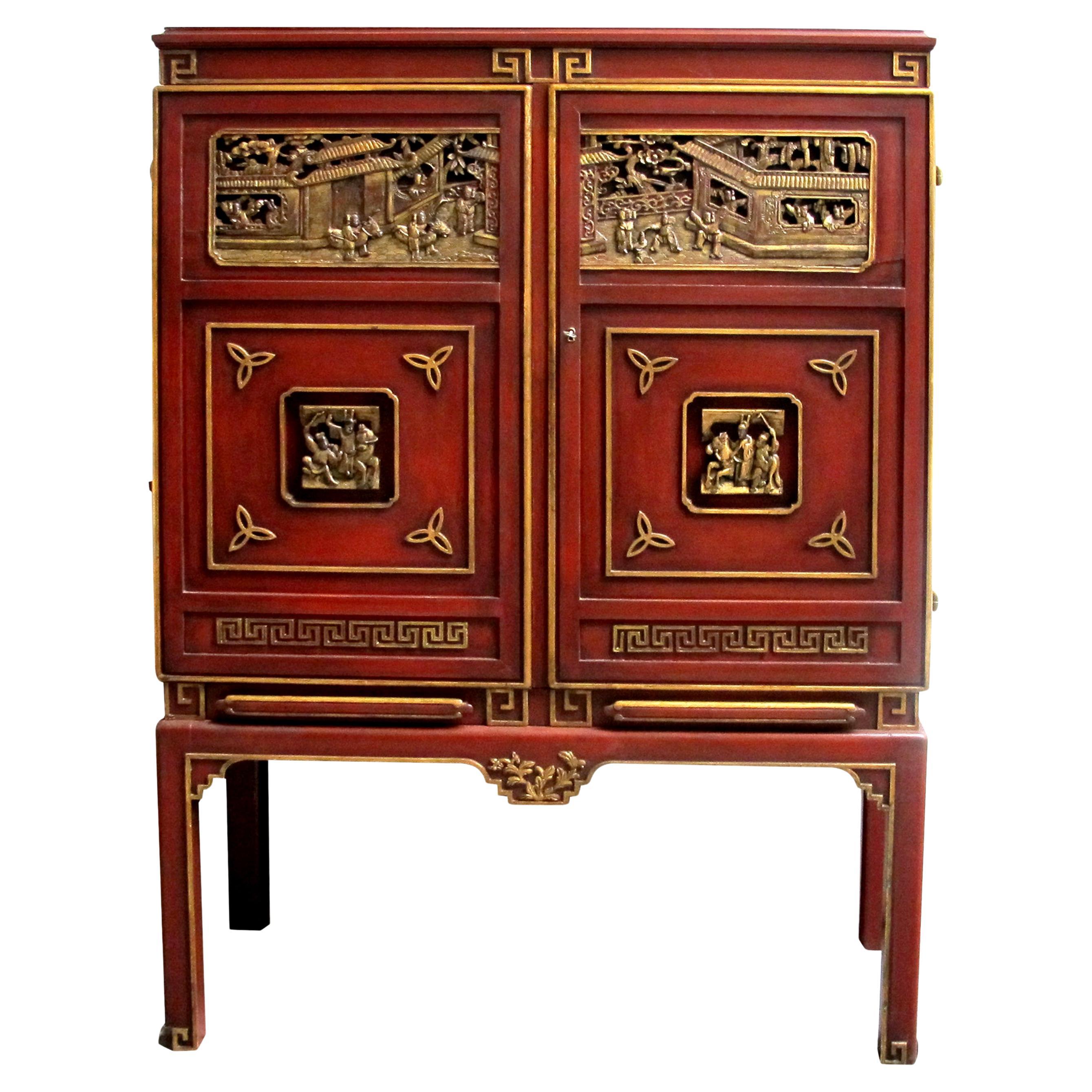 Armario para bebidas con paneles tallados de estilo Chinoiserie de fabricación sueca de los años 50 en venta