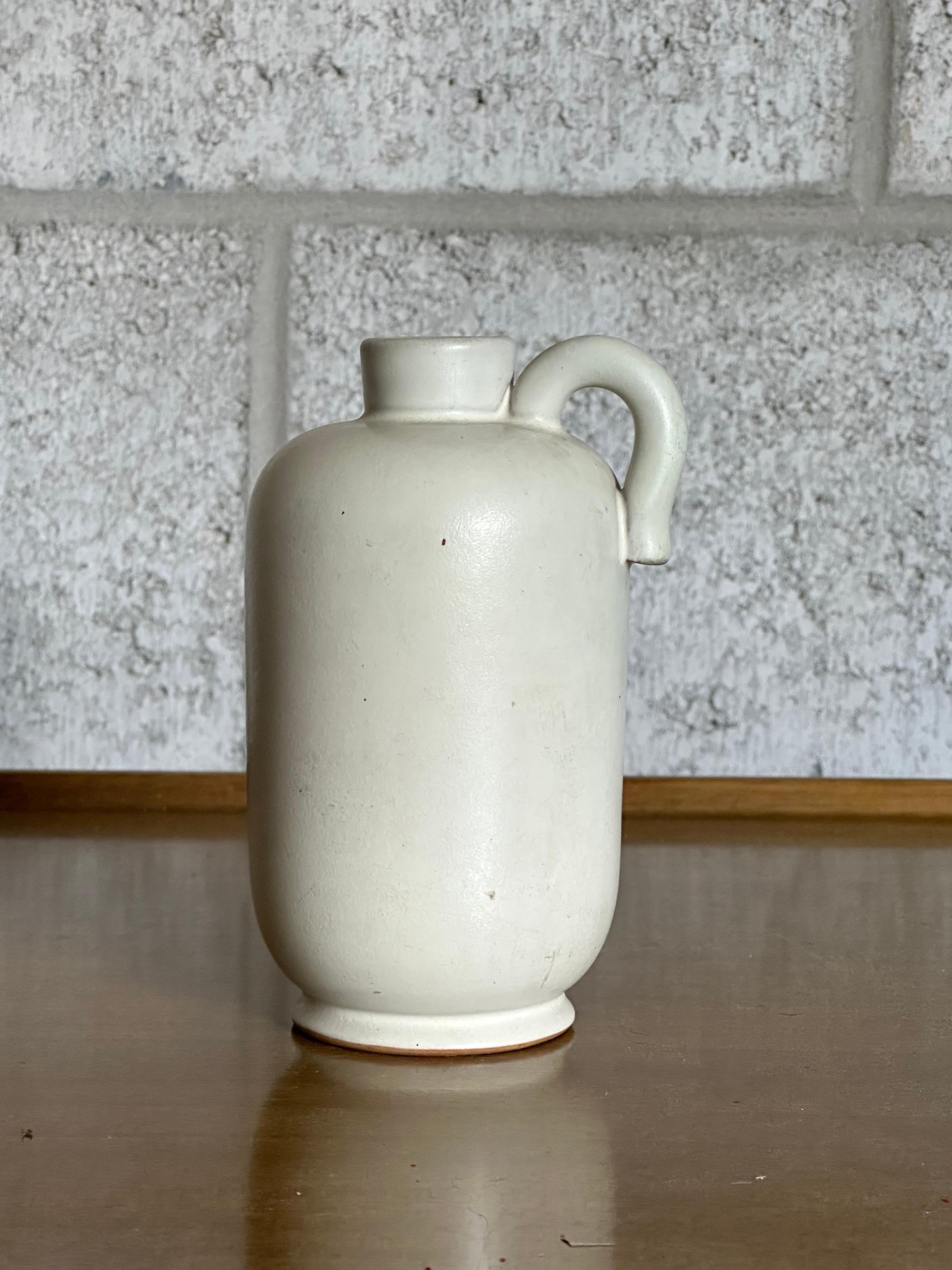 Un bel vaso a forma di brocca prodotto in Svezia negli anni '60 circa. Firmato sul lato inferiore, forse Gabriel Keramik. Un pezzo molto bello con una buona presenza.