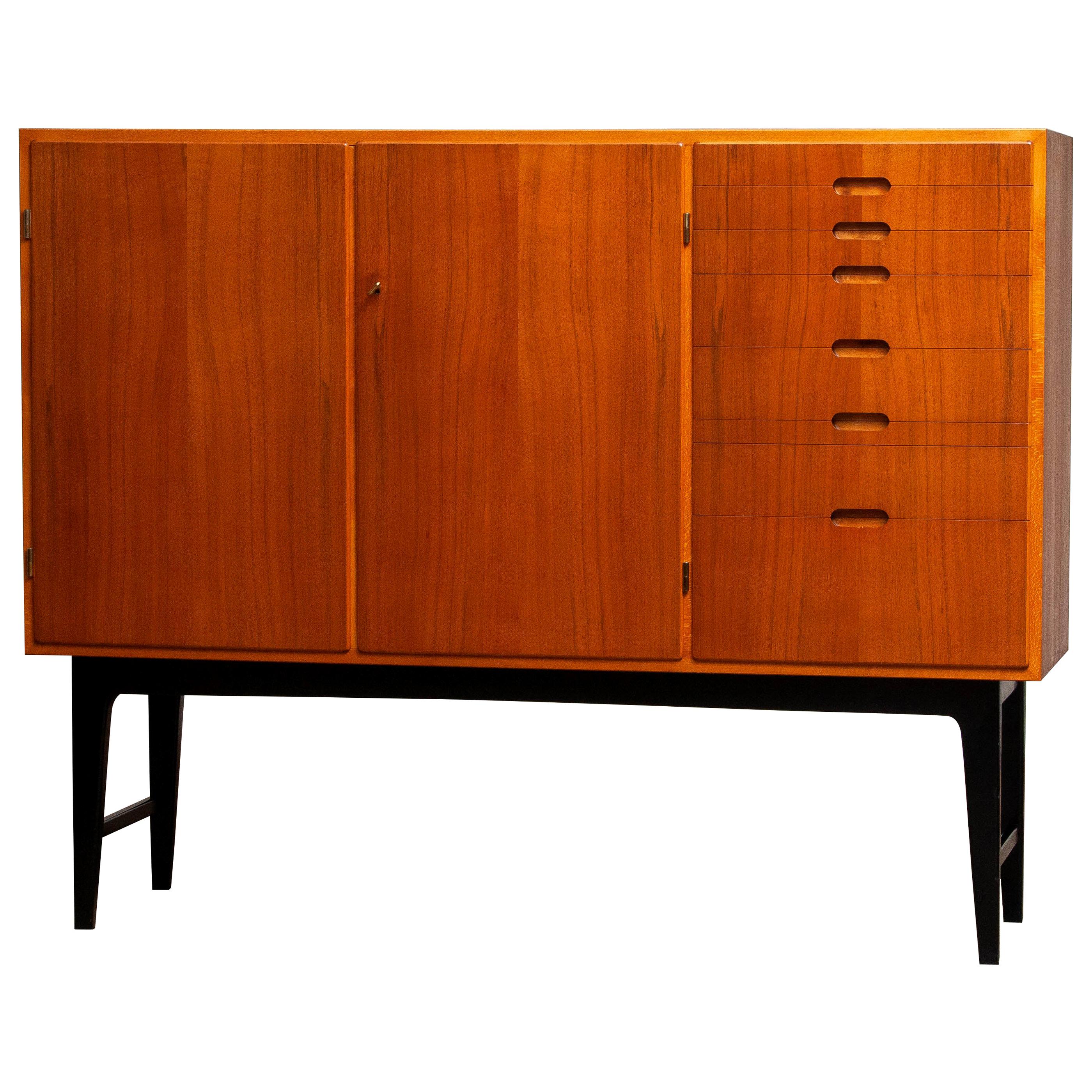 Extremely high quality and rare buffet cabinet / credenzas with seven drawers and an extendable shelf in very good condition designed by Kurt Karlsson for Löfvings Møbelfabrik Tibro.
On the left side are two lockable doors with four, adjustable,