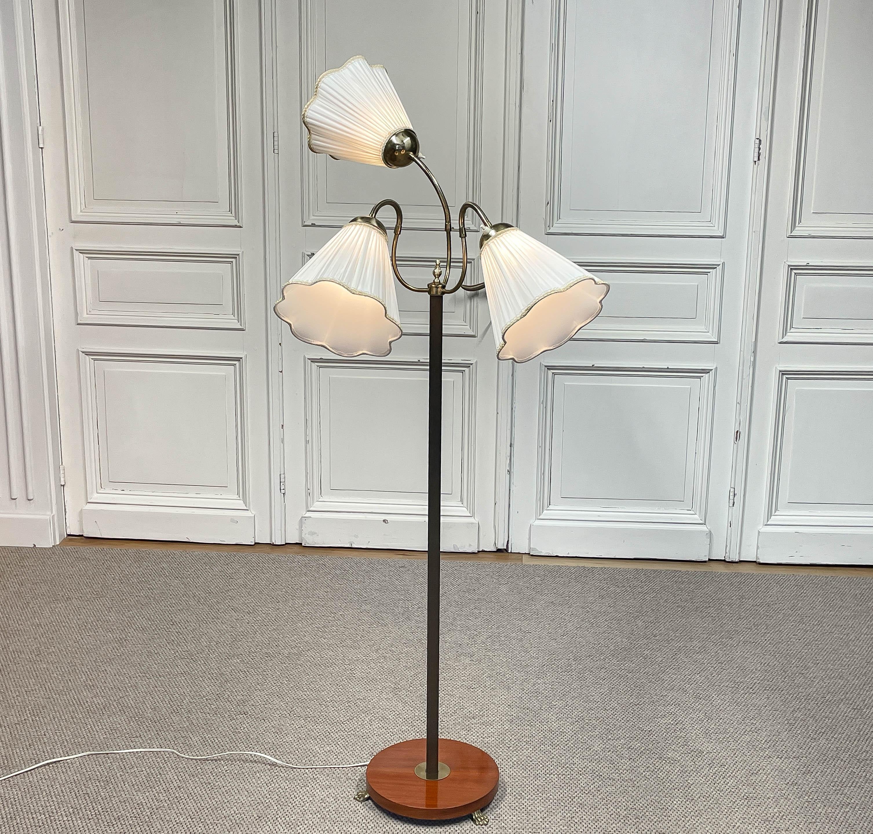 Mid-Century Modern Années 1950, lampadaire suédois à trois abat-jours par VMI, modèle 508/3 en vente