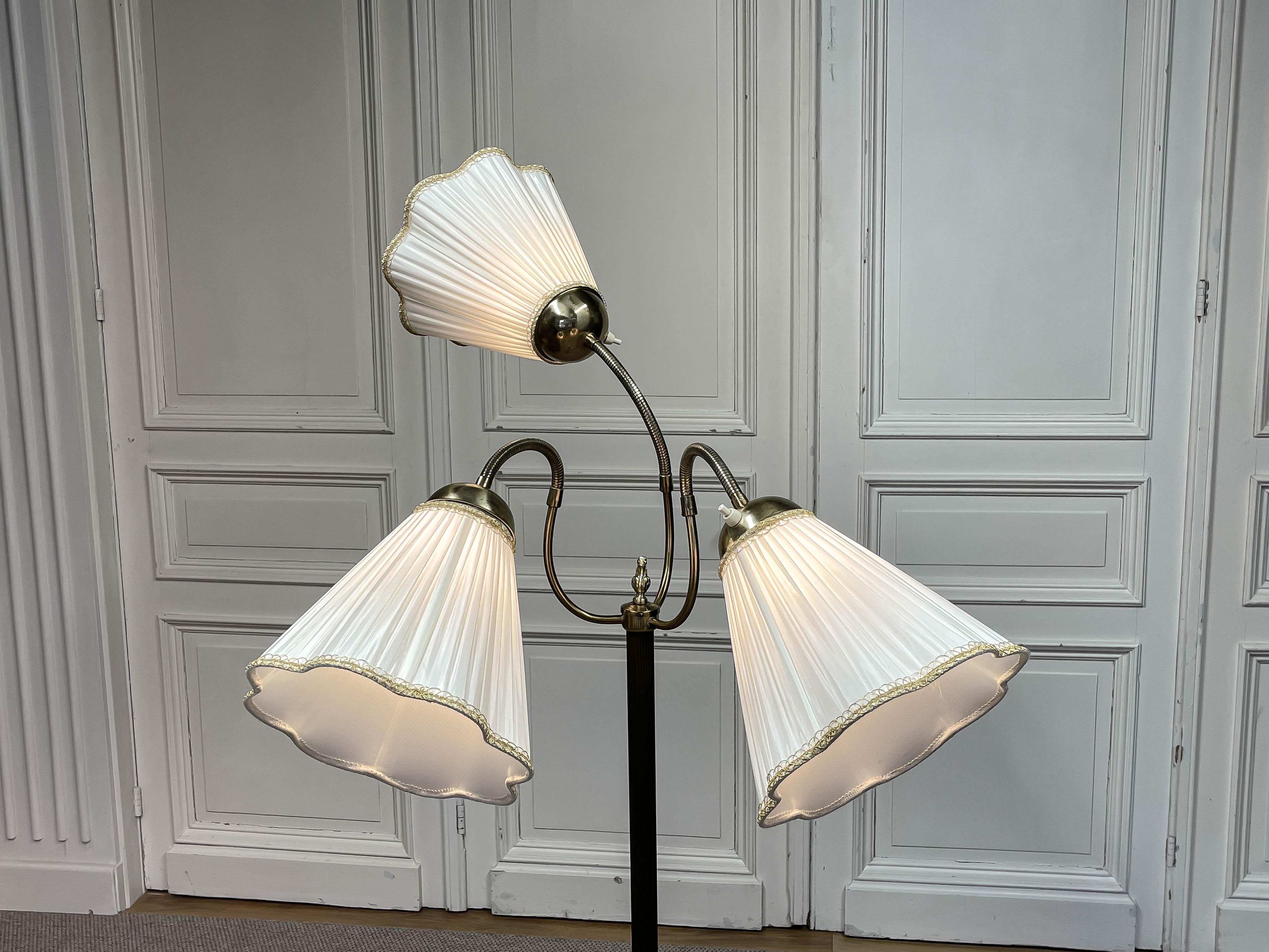 Suédois Années 1950, lampadaire suédois à trois abat-jours par VMI, modèle 508/3 en vente