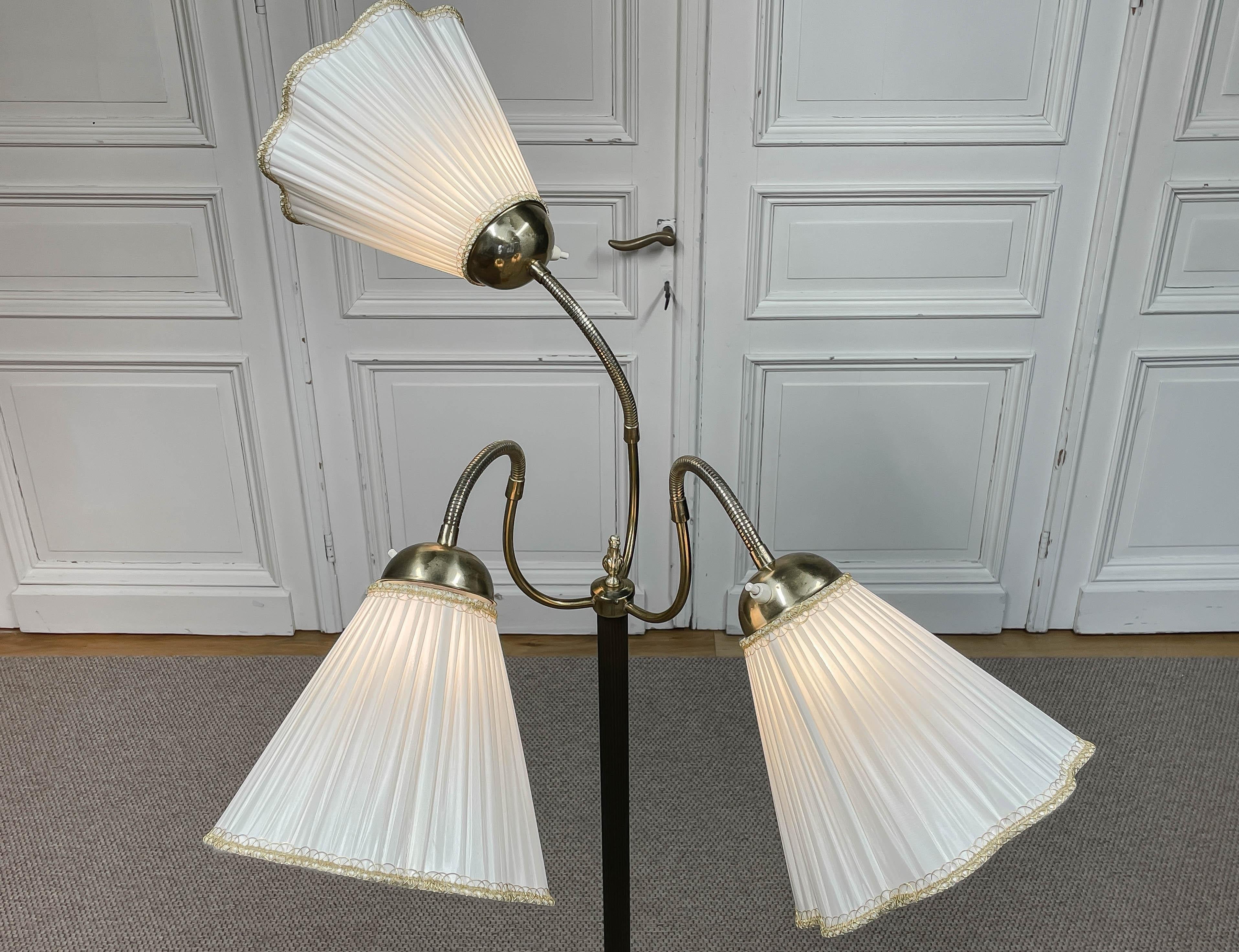Années 1950, lampadaire suédois à trois abat-jours par VMI, modèle 508/3 Bon état - En vente à Silvolde, Gelderland