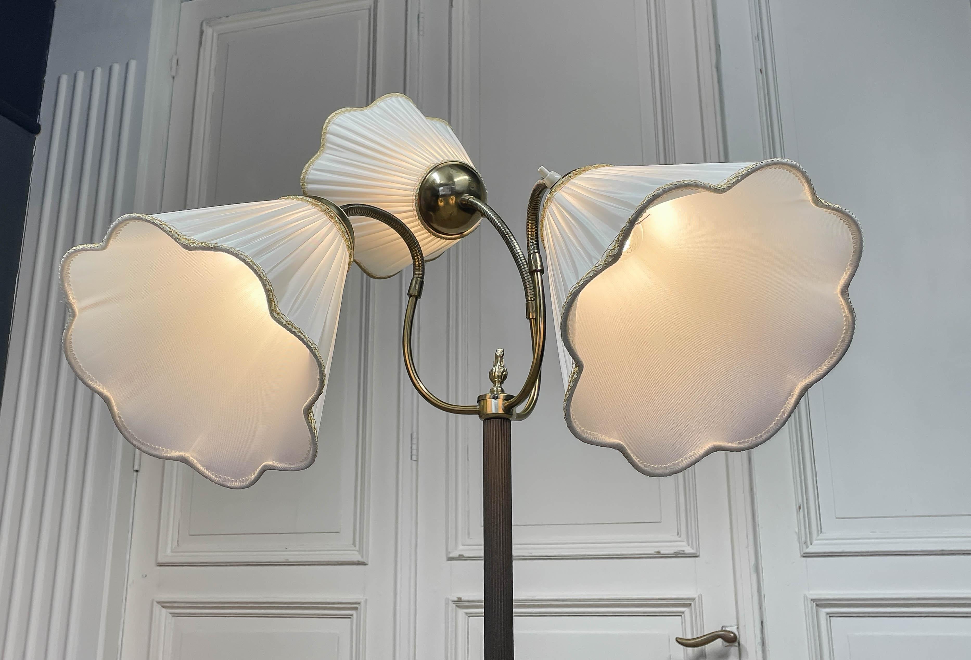 Milieu du XXe siècle Années 1950, lampadaire suédois à trois abat-jours par VMI, modèle 508/3 en vente