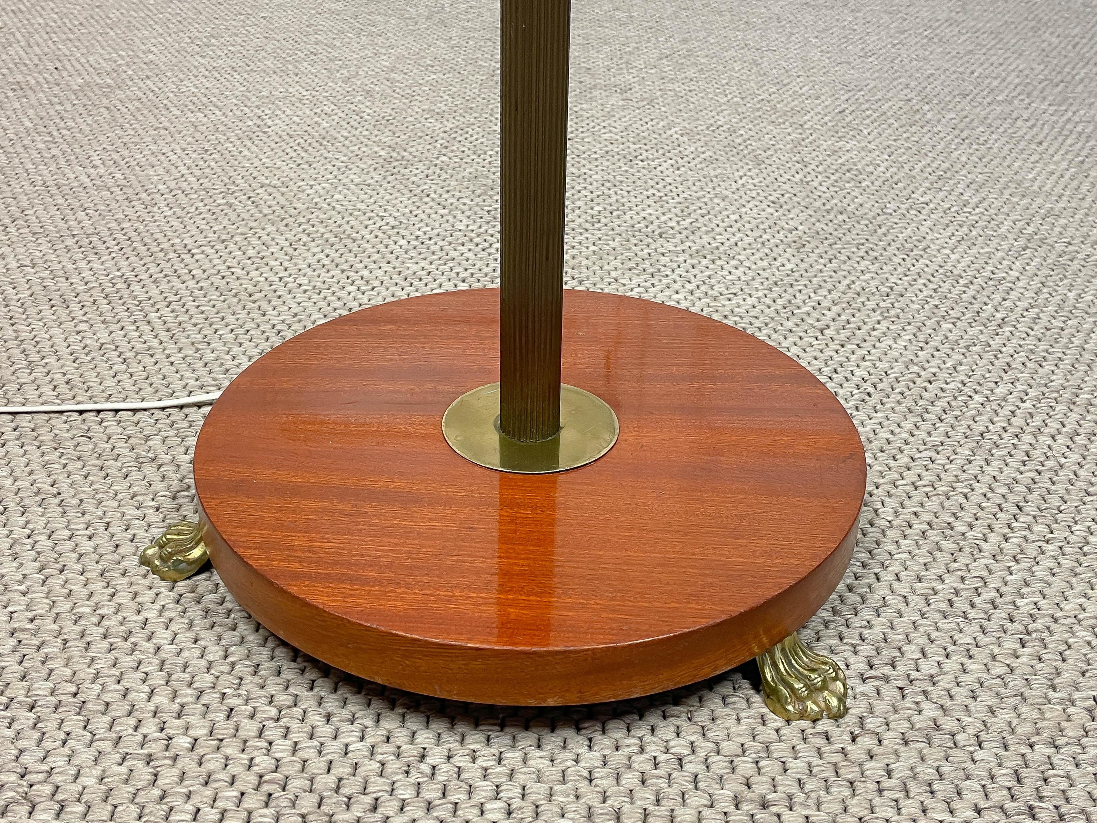 Laiton Années 1950, lampadaire suédois à trois abat-jours par VMI, modèle 508/3 en vente