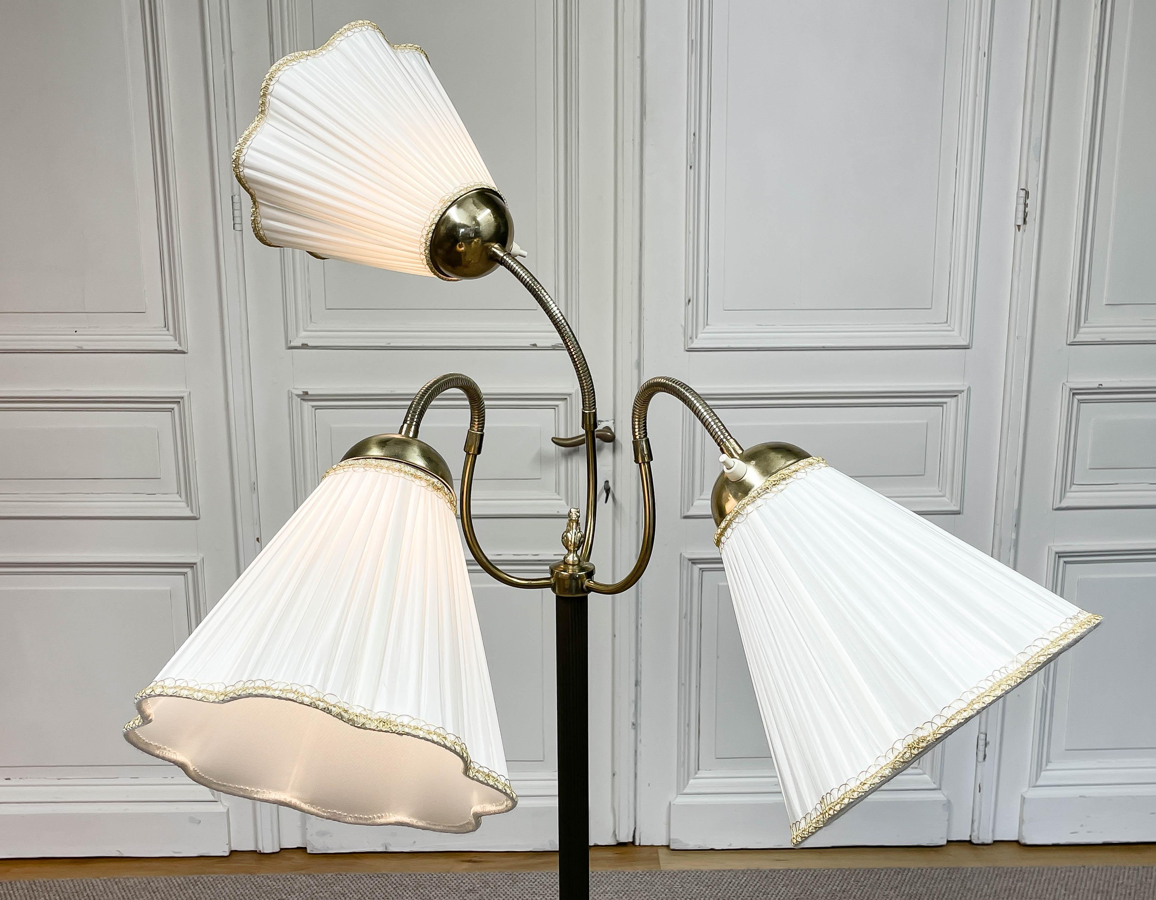 Années 1950, lampadaire suédois à trois abat-jours par VMI, modèle 508/3 en vente 1