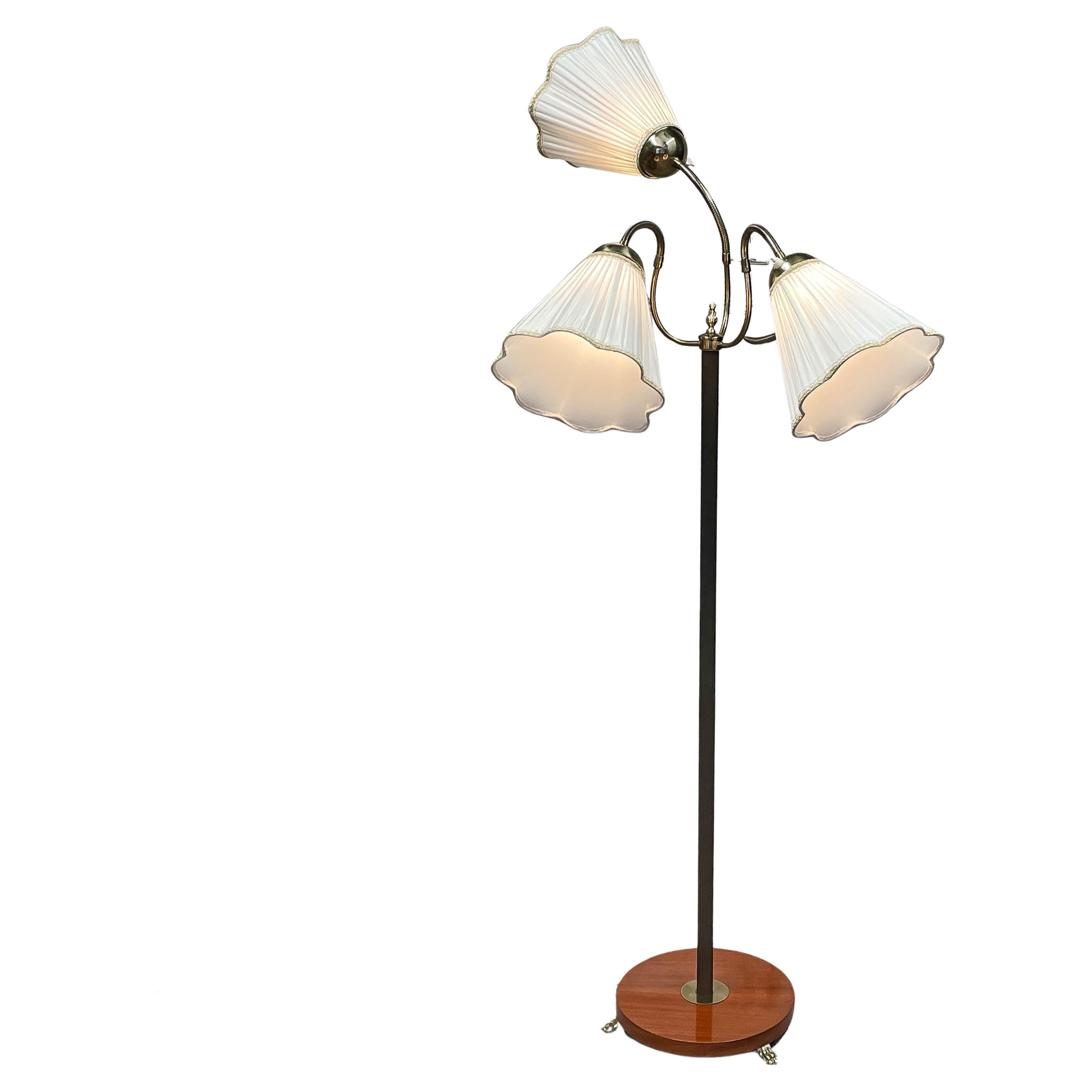 Années 1950, lampadaire suédois à trois abat-jours par VMI, modèle 508/3