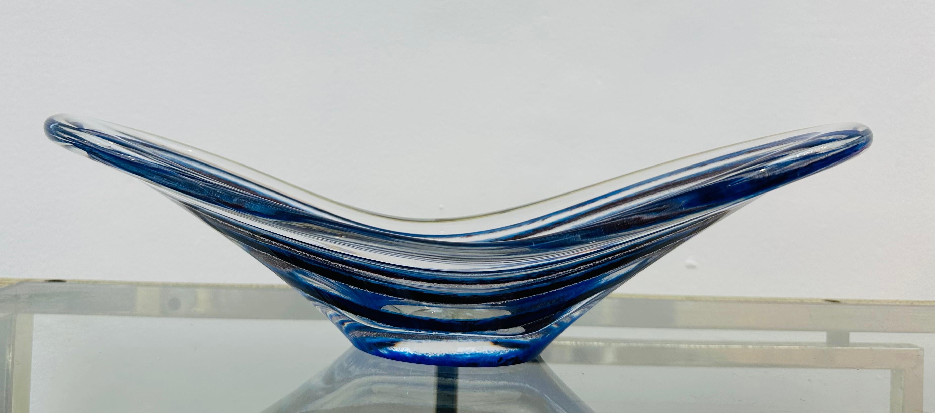 Bol en verre bleu rayé de Vicke Lindstrand pour Kosta, datant des années 1950. Il s'agit d'une pièce magnifique et emblématique du design suédois en verre.

Vicke Lindstrand a été l'une des plus importantes conceptrices de verre du XXe siècle. Il