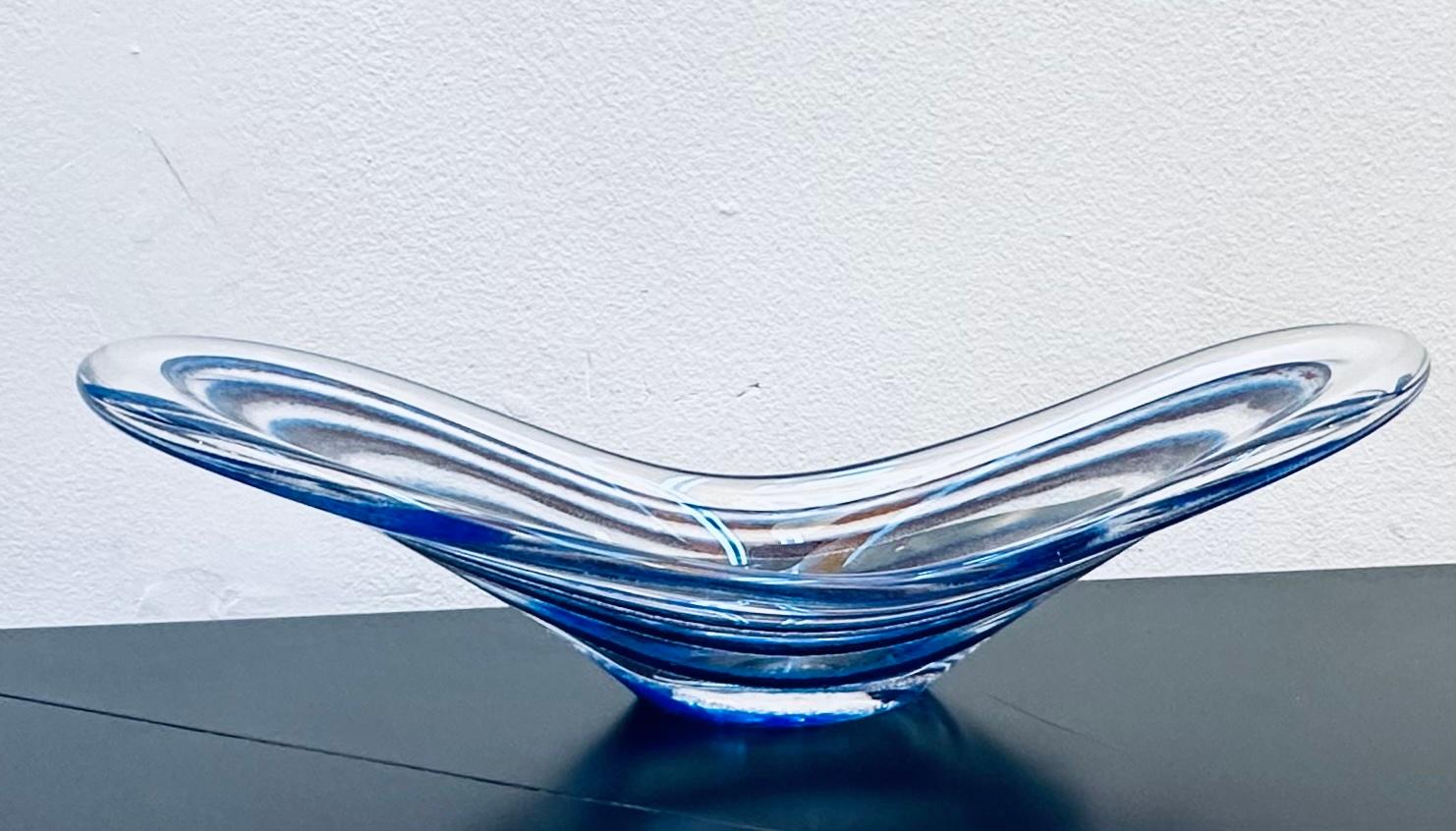 Mid-Century Modern 1950s Swedish Vicke Lindstrand for Kosta Sommerso Art Glass Bowl 