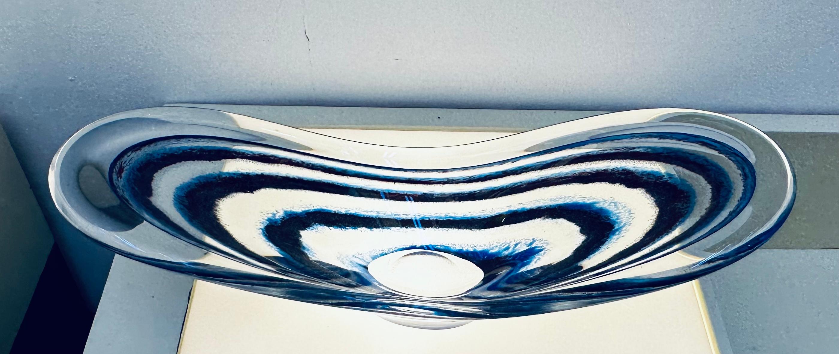 20ième siècle Coupe en verre d'art des années 1950 de Vicke Lindstrand pour Kosta Sommerso 