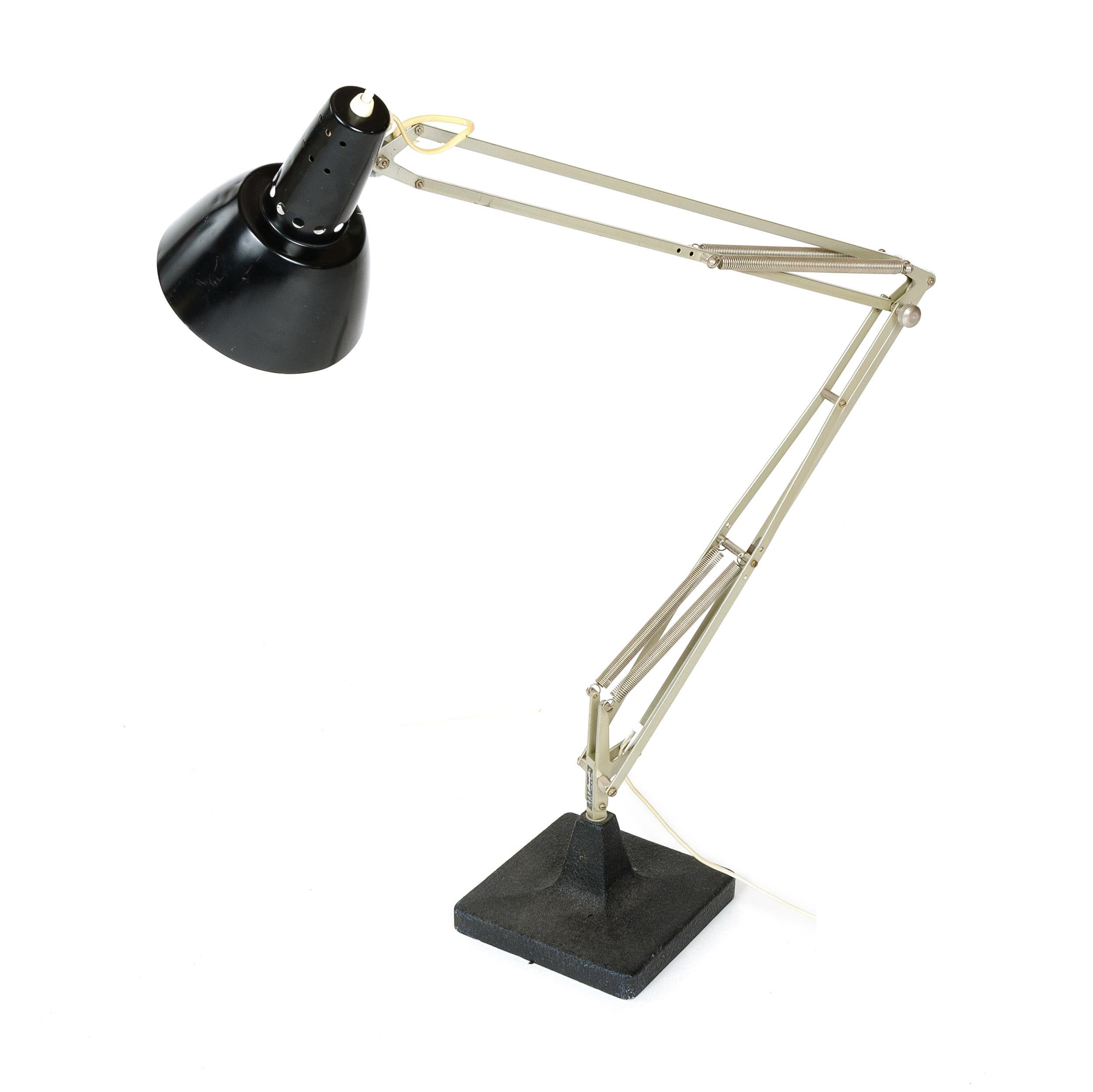 articulated desk lamp