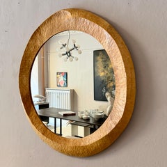 Miroir circulaire suisse des années 1950, sculpté à la main, atelier de Dornach, signé Marei Herrmann