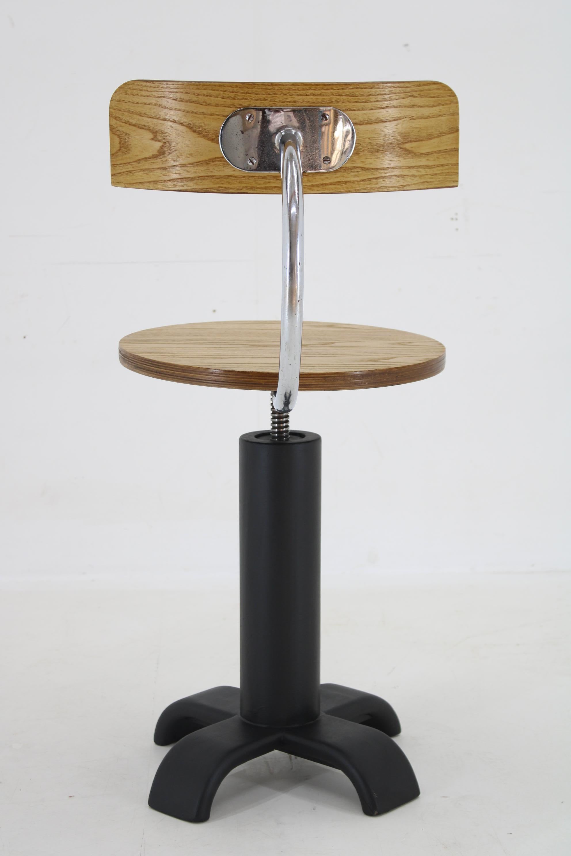 1950er Drehbarer Design-Schreibtischstuhl , Tschechoslowakei (Moderne der Mitte des Jahrhunderts) im Angebot