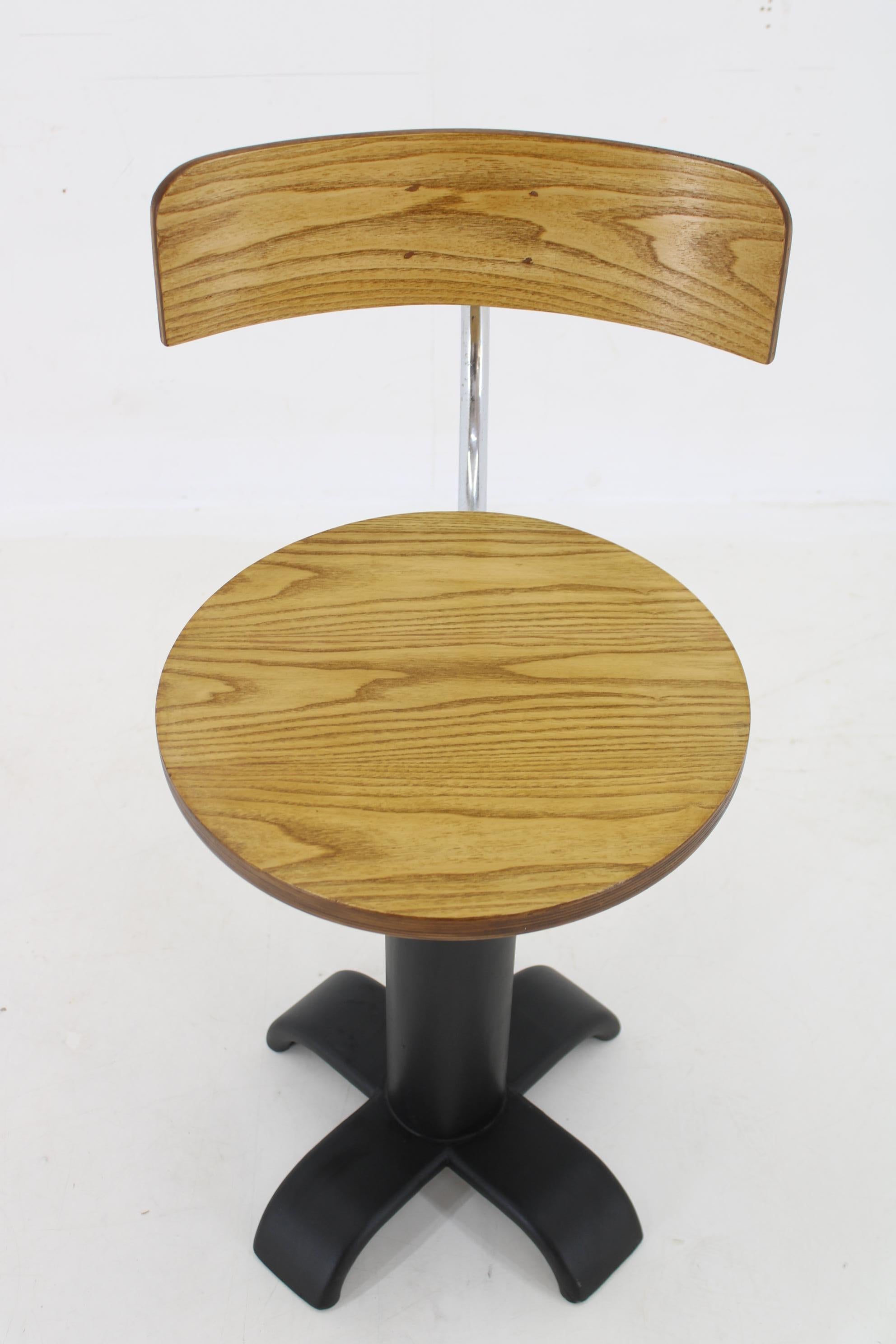 1950er Drehbarer Design-Schreibtischstuhl , Tschechoslowakei im Zustand „Gut“ im Angebot in Praha, CZ