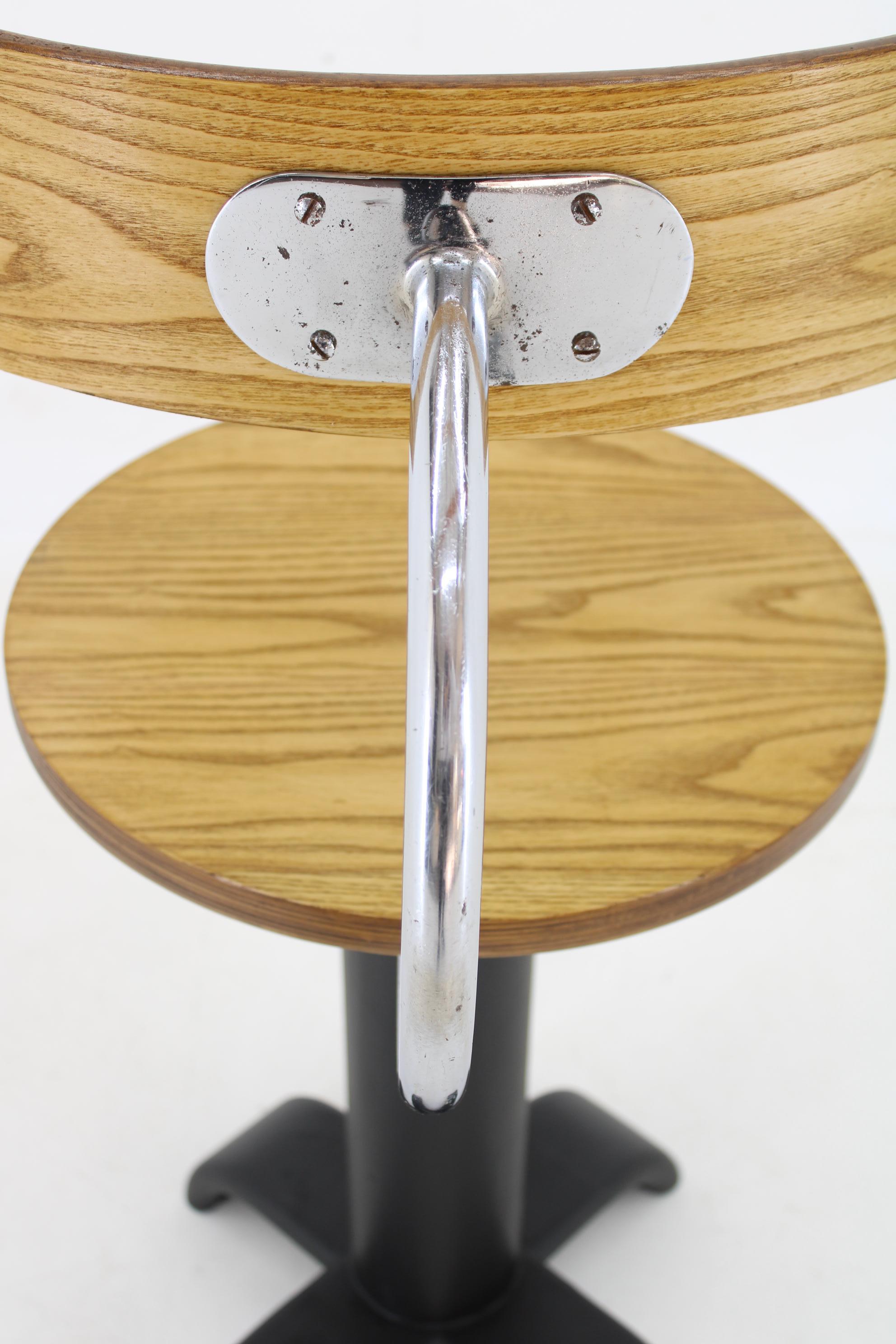 1950er Drehbarer Design-Schreibtischstuhl , Tschechoslowakei (Holz) im Angebot