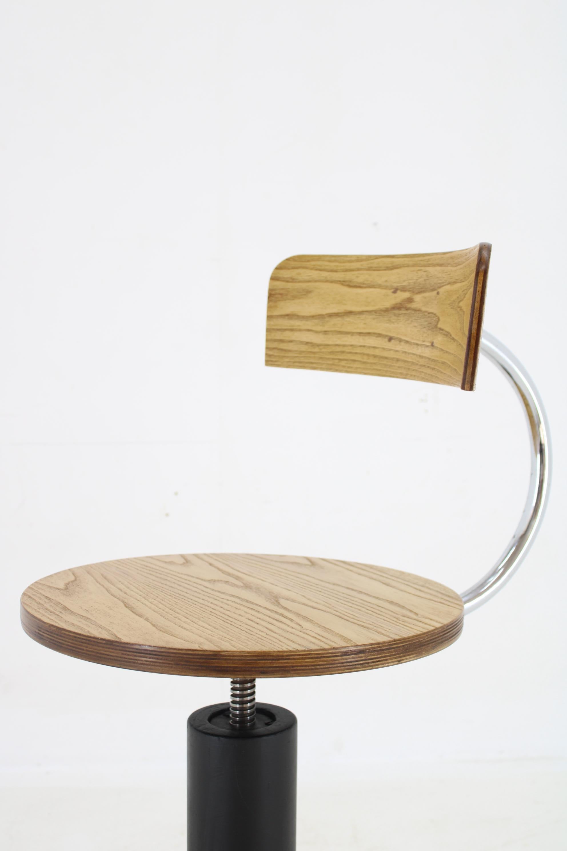 1950er Drehbarer Design-Schreibtischstuhl , Tschechoslowakei im Angebot 2