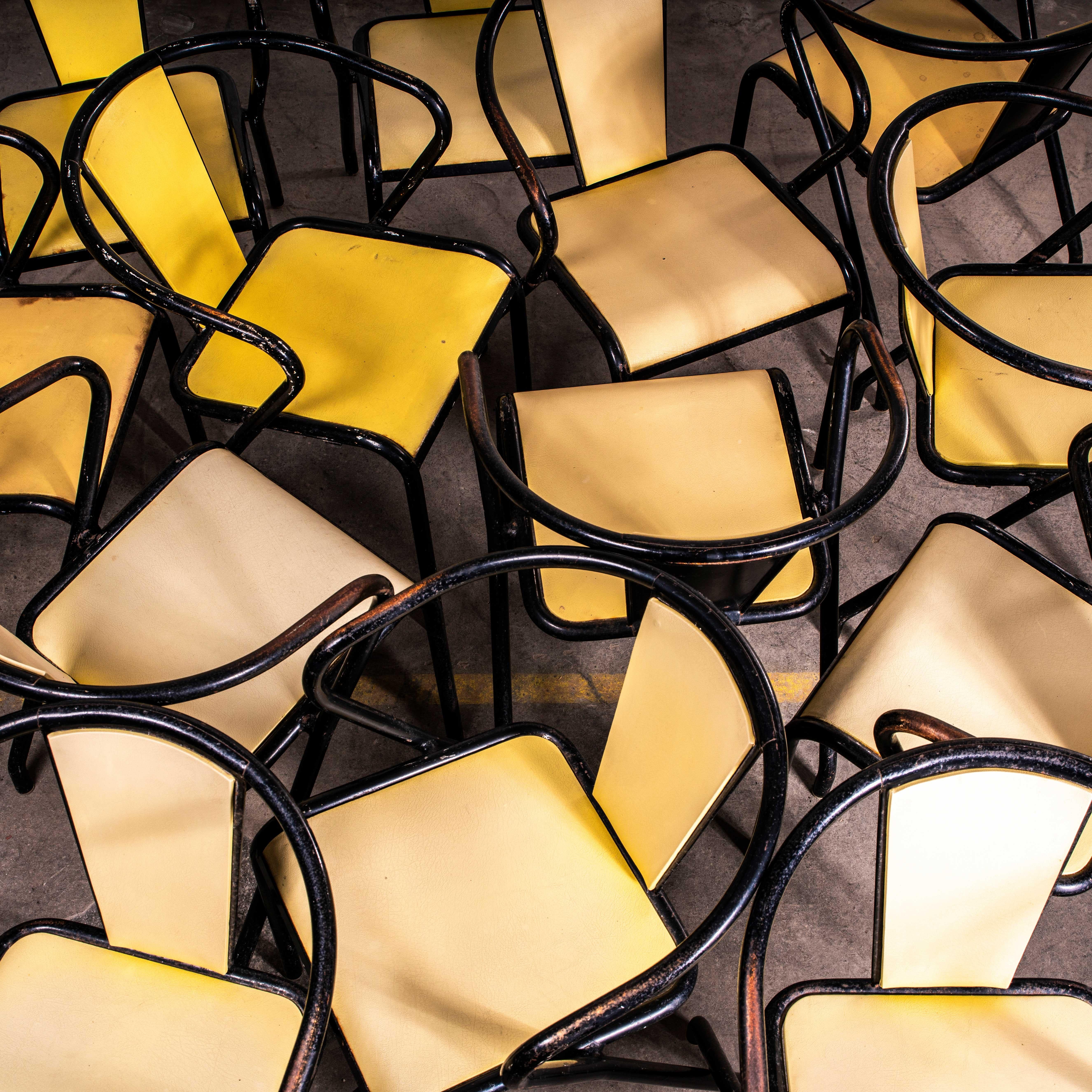 Fauteuils d'origine Tolix jaune et noir des années 1950 - ensemble de treize. 

Tolix est l'une de nos entreprises préférées. En 1907, le Français Xavier Pauchard découvre qu'il peut protéger la tôle de la rouille en la plongeant dans du zinc fondu