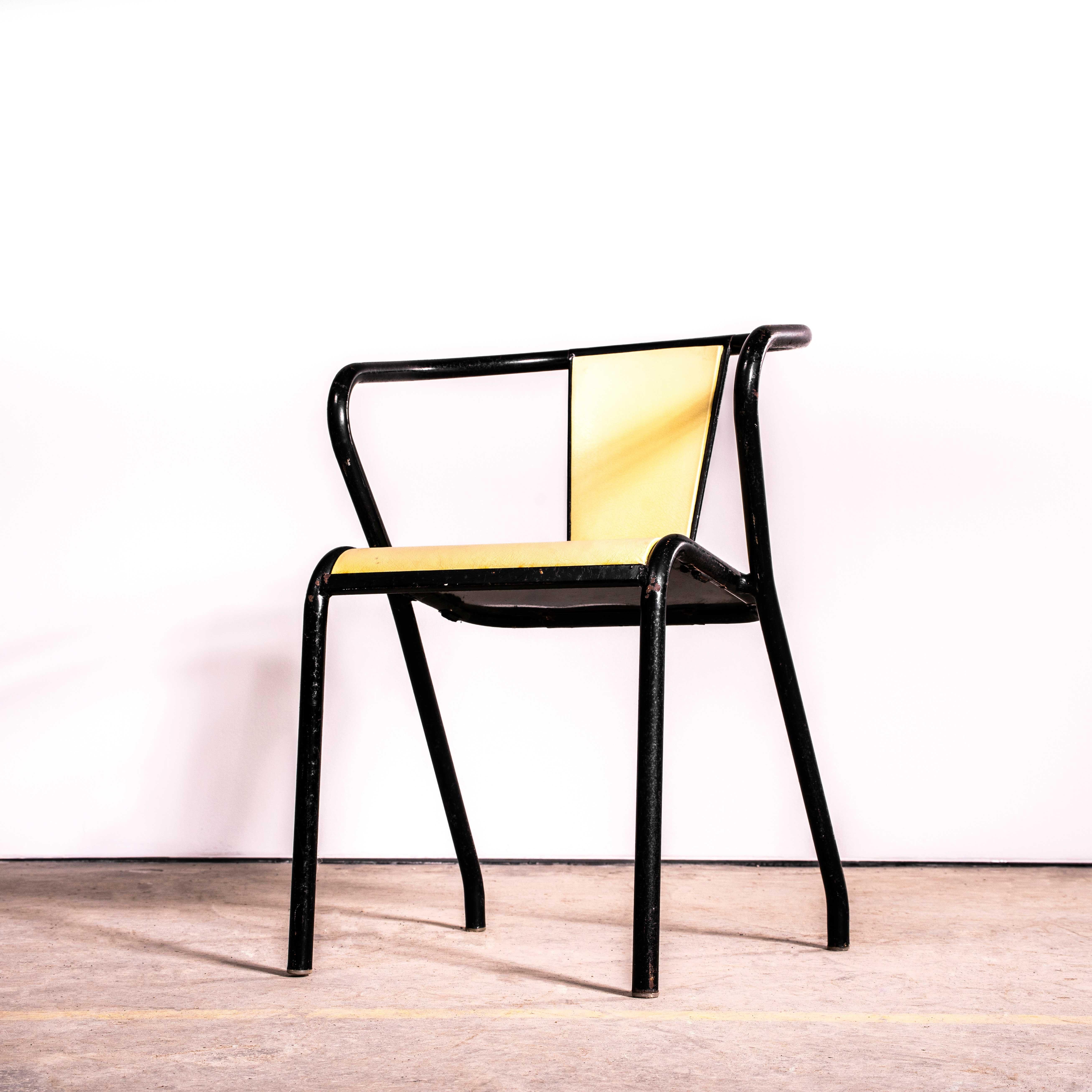 Milieu du XXe siècle Fauteuils jaunes et noirs Tolix originaux des années 1950 - Ensemble de treize fauteuils en vente