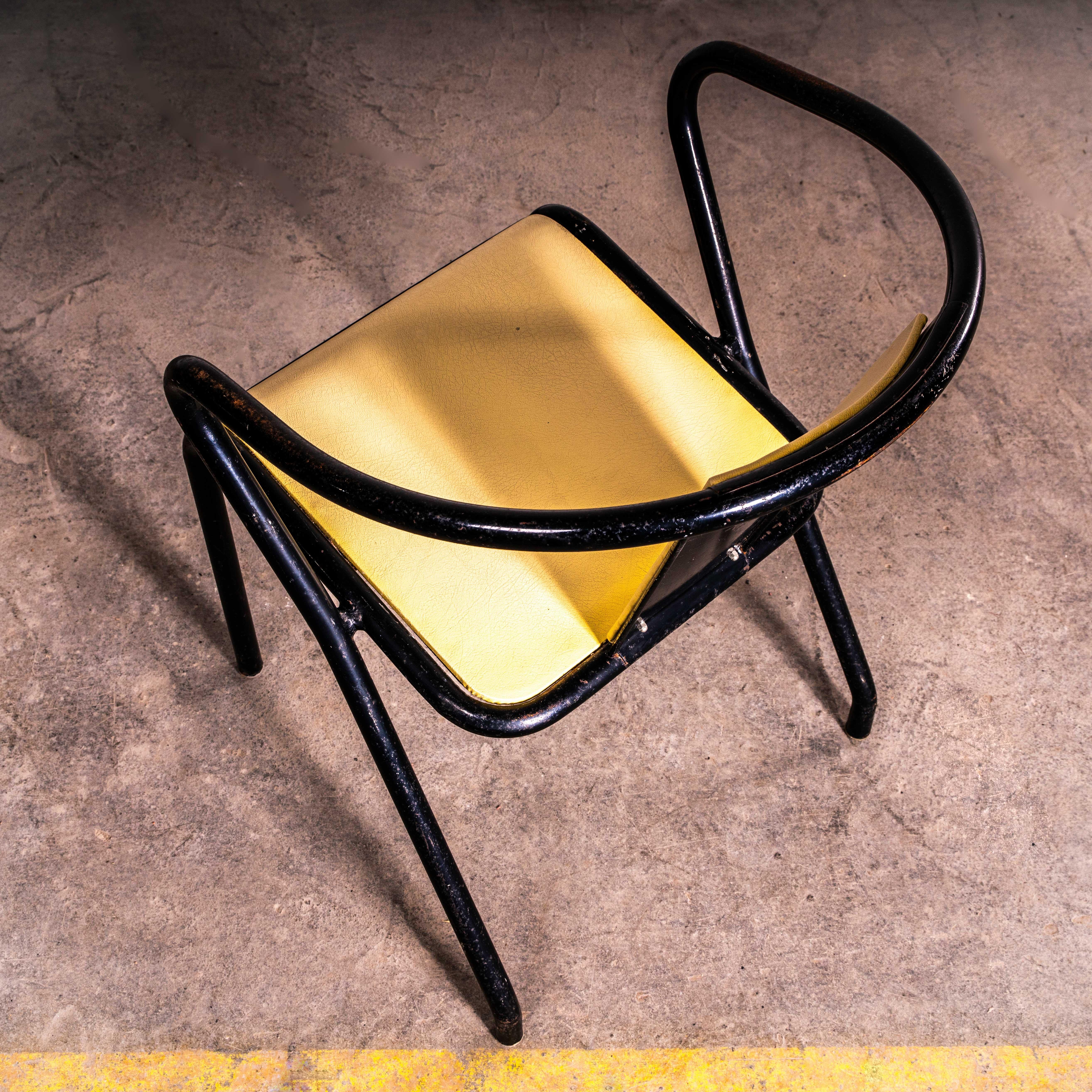 Acier Fauteuils jaunes et noirs Tolix originaux des années 1950 - Ensemble de treize fauteuils en vente