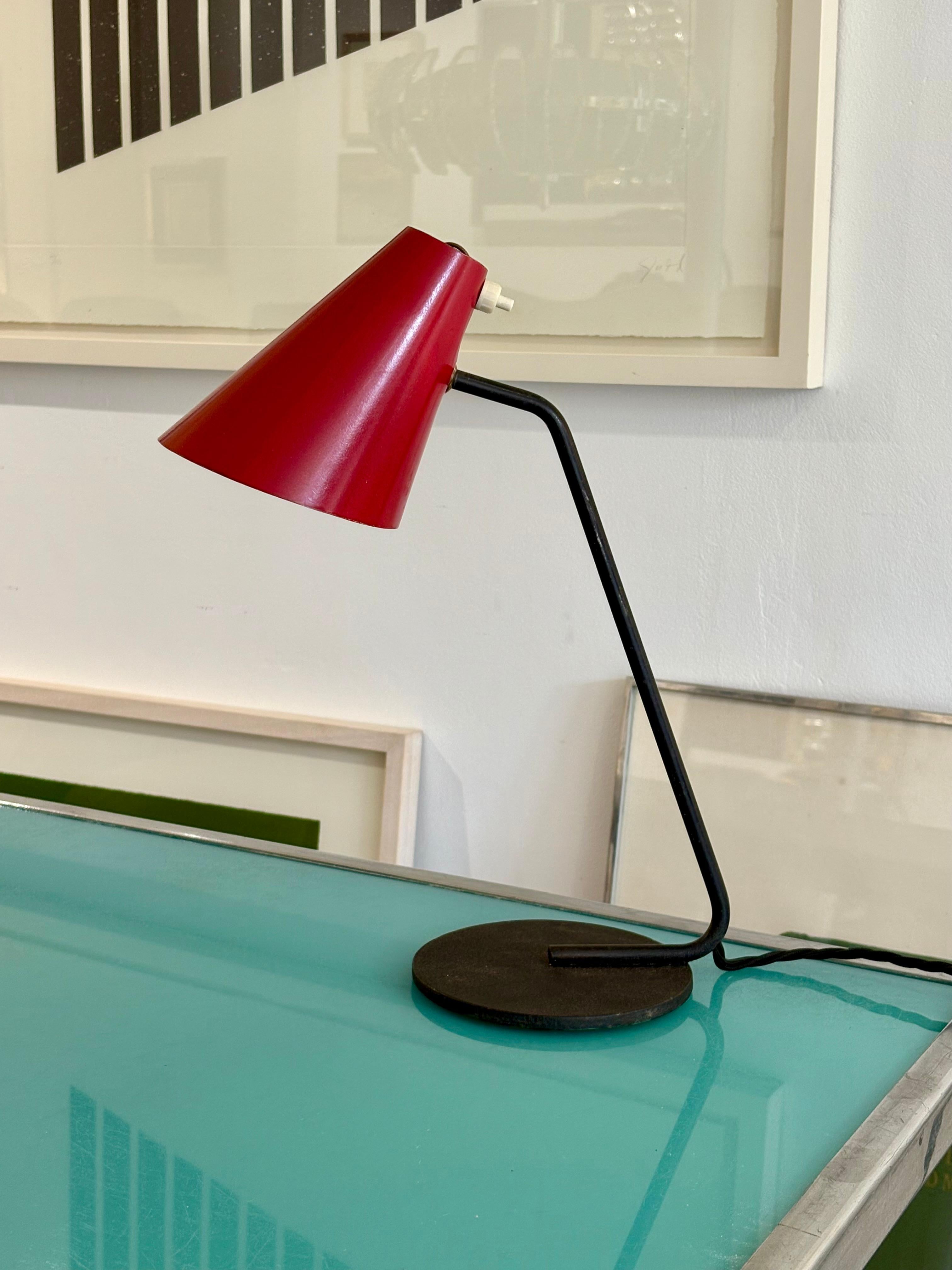 Lampe de bureau française émaillée de Jacques Biny en parfait état d'origine avec sa peinture d'origine. Recâblée avec un cordon de soie flexible pour le marché britannique. 
