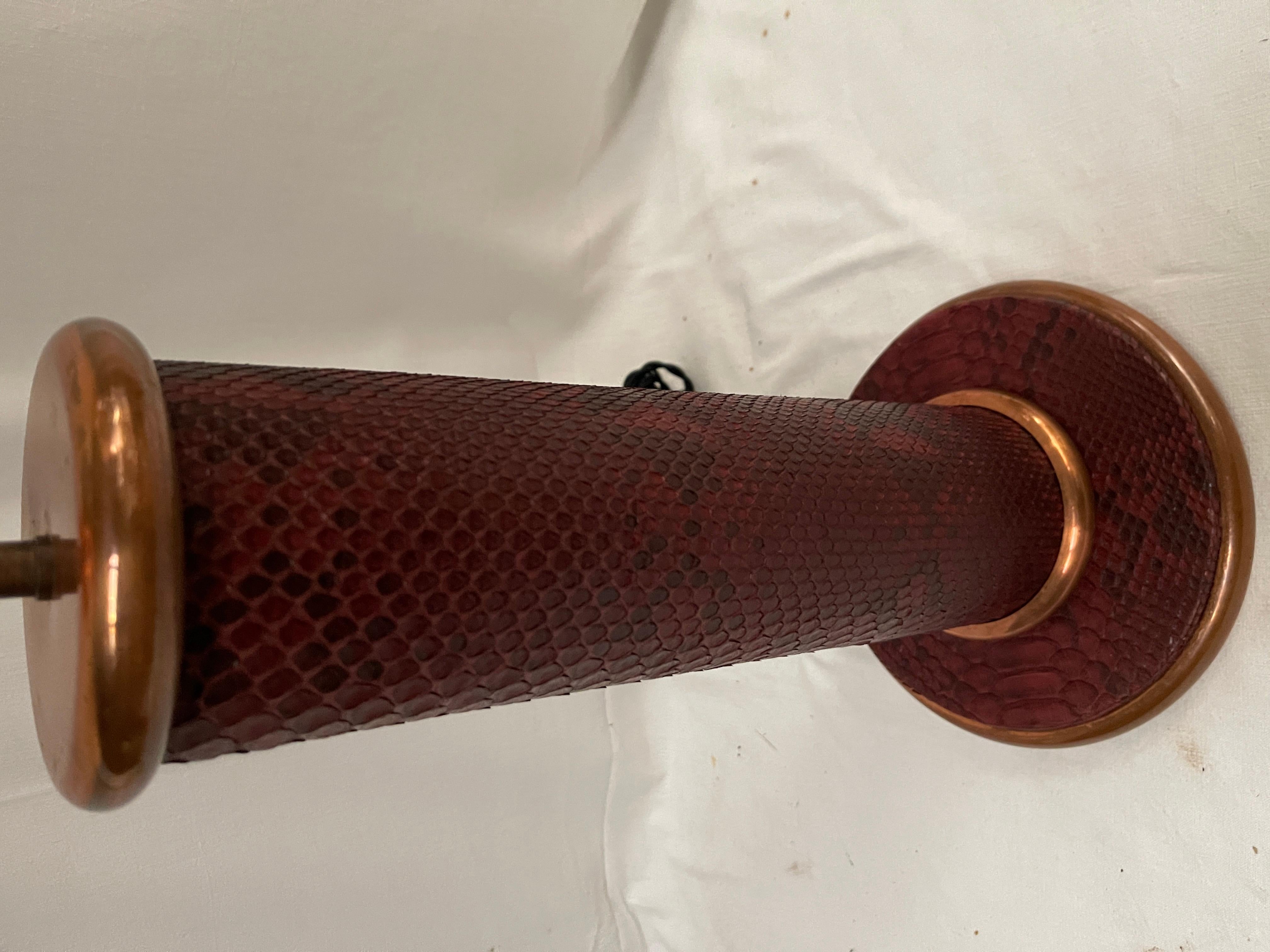 1950's table lamp covered with python skin attributed to Hermès In Good Condition For Sale In Bois-Colombes, FR