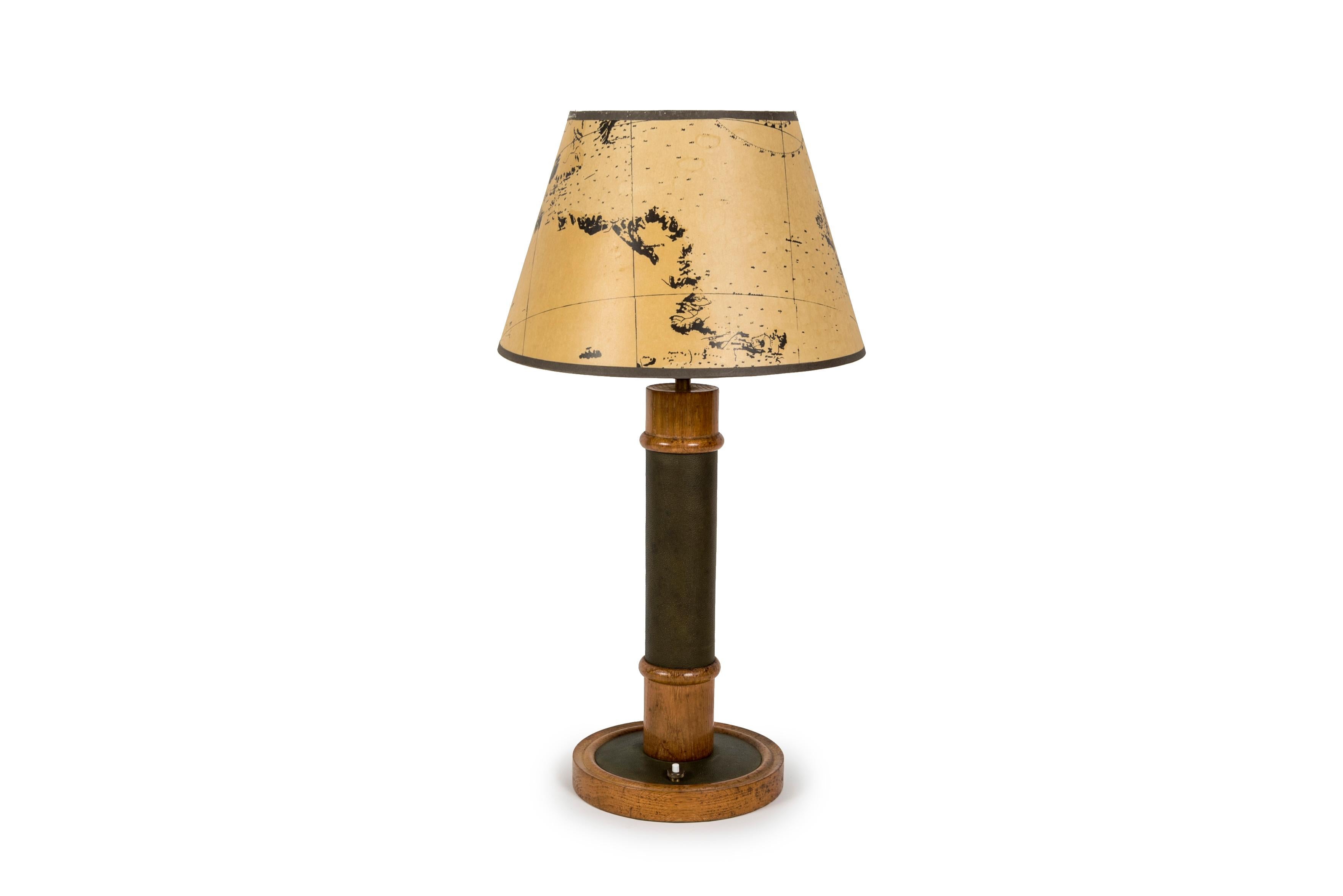 Lampe de table en cuir et chêne des années 1950 à la manière de Paul Dupre-Lafon
Dimensions données sans ombre
Abat-jour non inclus
Ampoule E27 rebranchée.