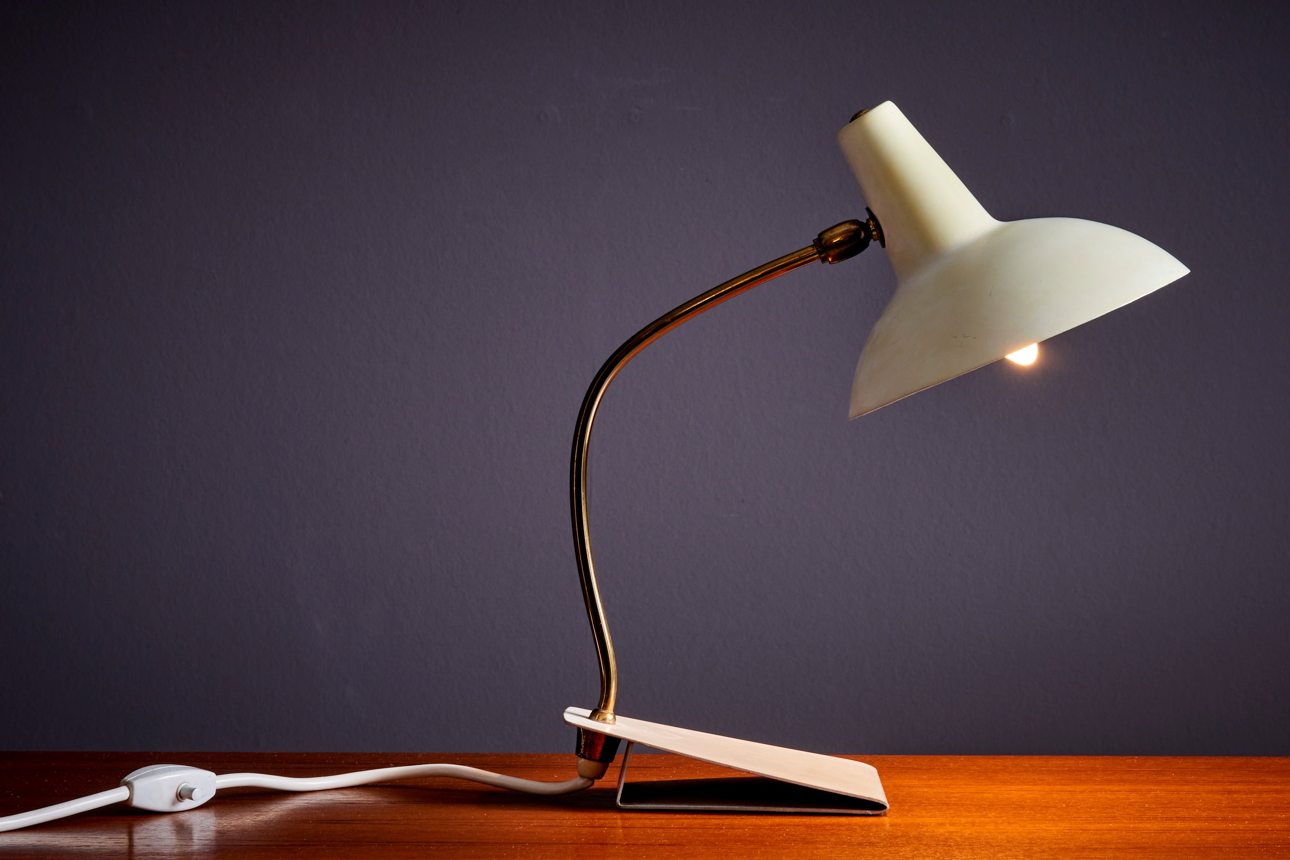 Mid-Century Modern 1950s Table Lamp in white metal and brass For Sale