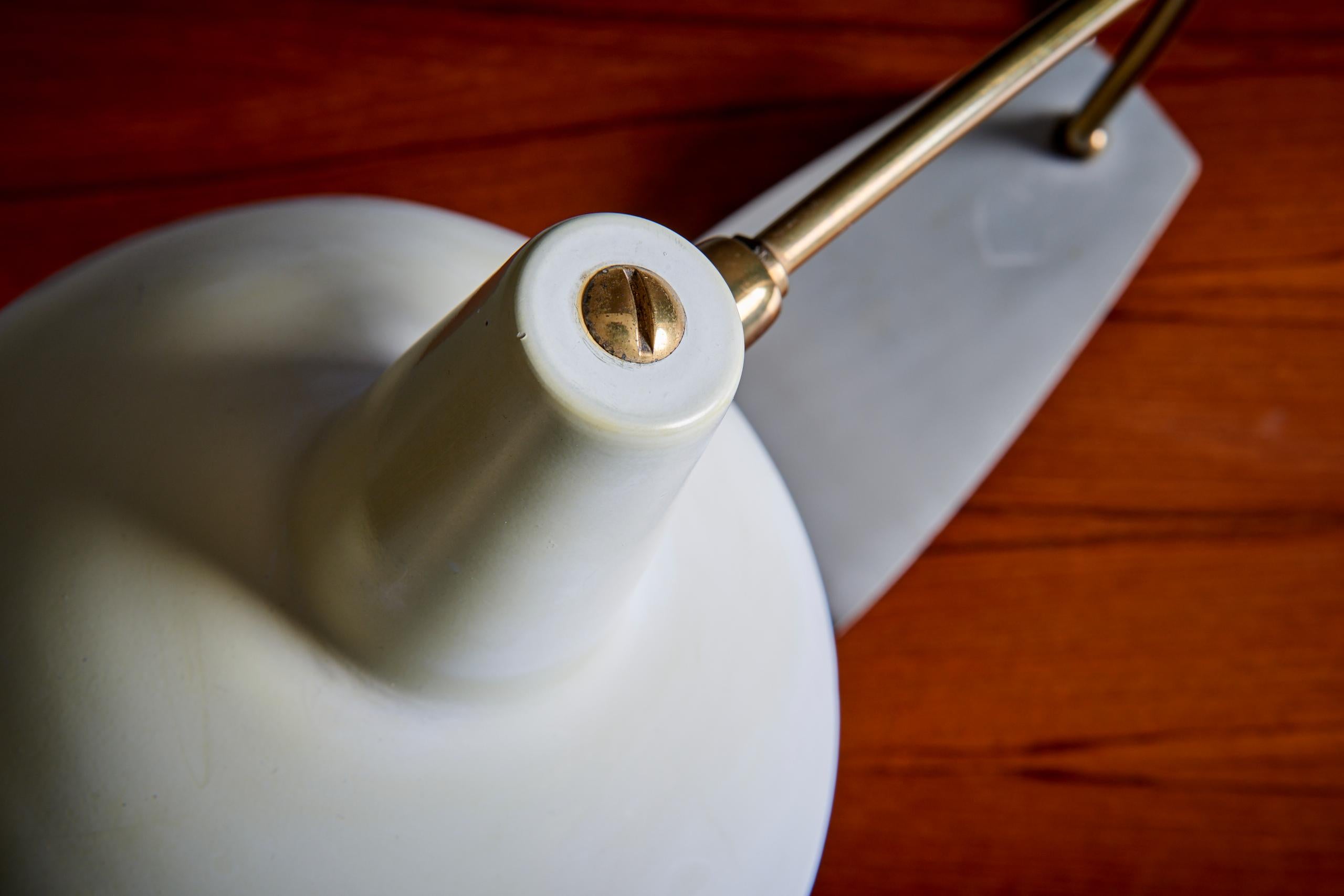 Lámpara de mesa de los años 50 en metal blanco y latón en Bueno estado para la venta en Berlin, DE