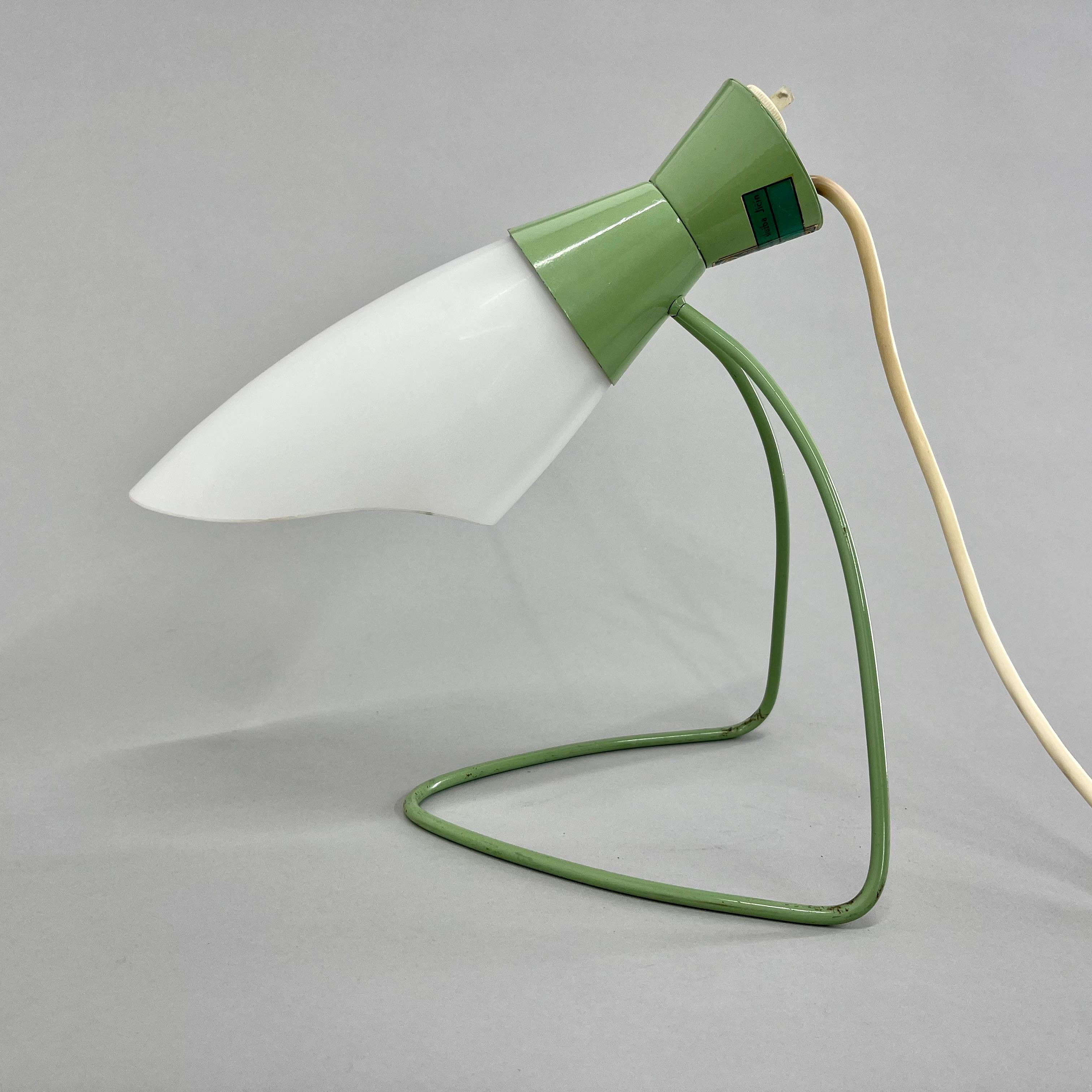 Luminaires design des années 1950. Il a été produit en ex-Tchécoslovaquie par Napako et conçu par le célèbre Josef Hurka. L'abat-jour de la lampe a été remplacé. Ampoule : 1 x E25-E27.