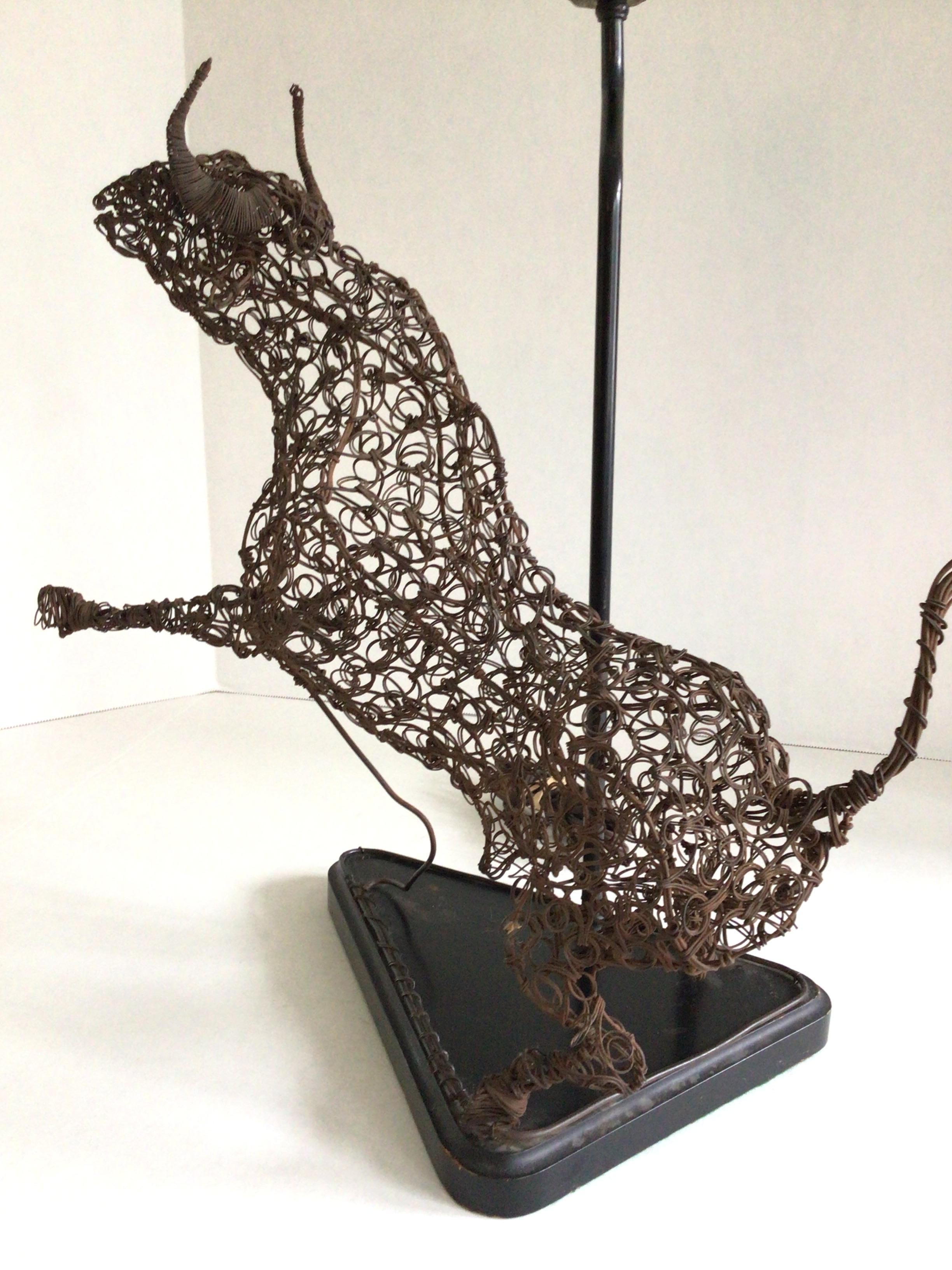 1950s Table Lamp of Abstract Twisted Wire Sculpture of a Bull on Wood Base In Good Condition For Sale In Tarrytown, NY