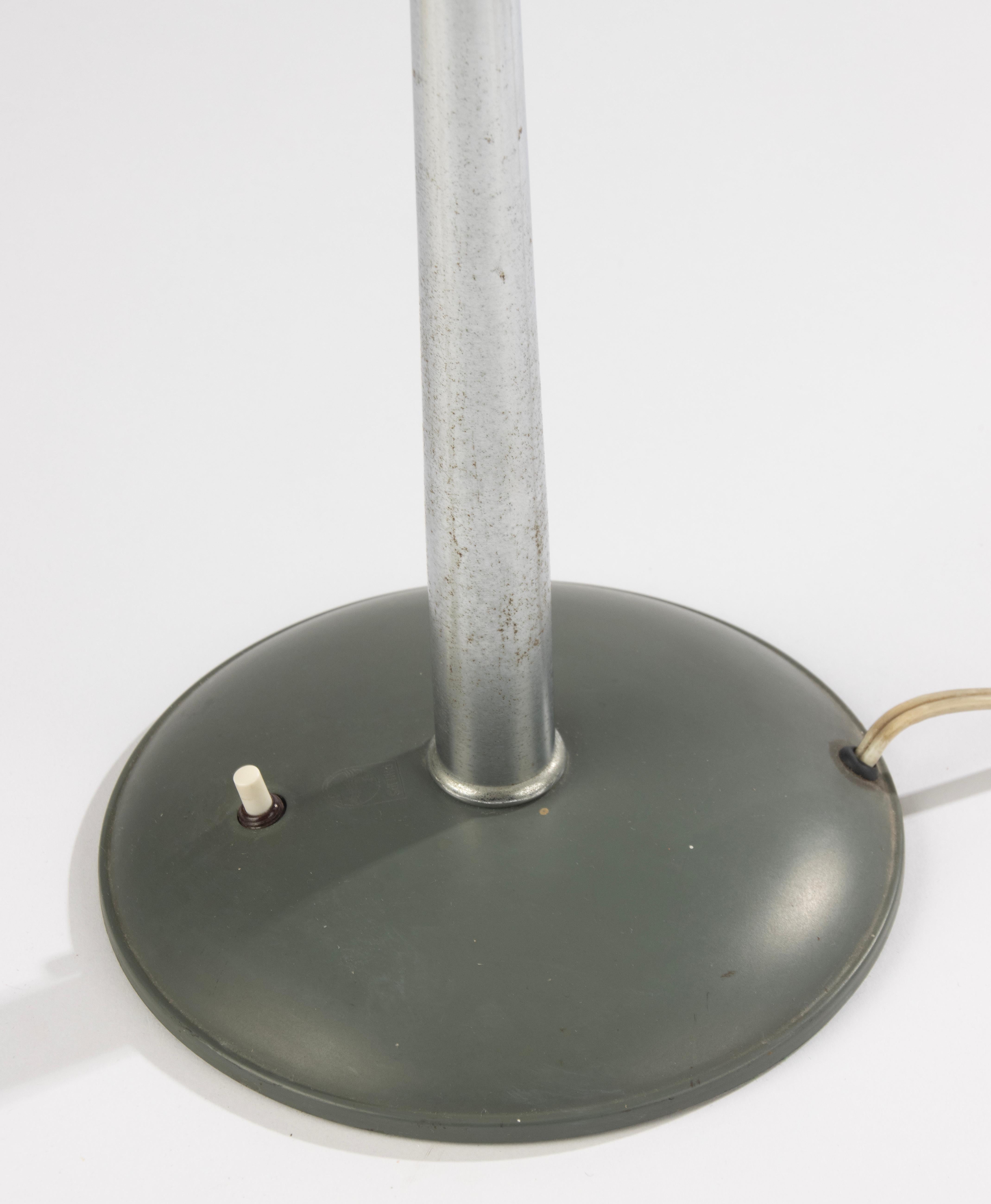 Belge Lampe de table des années 1950 - Philips - Métal - Senior Model - par Louis Kalff en vente