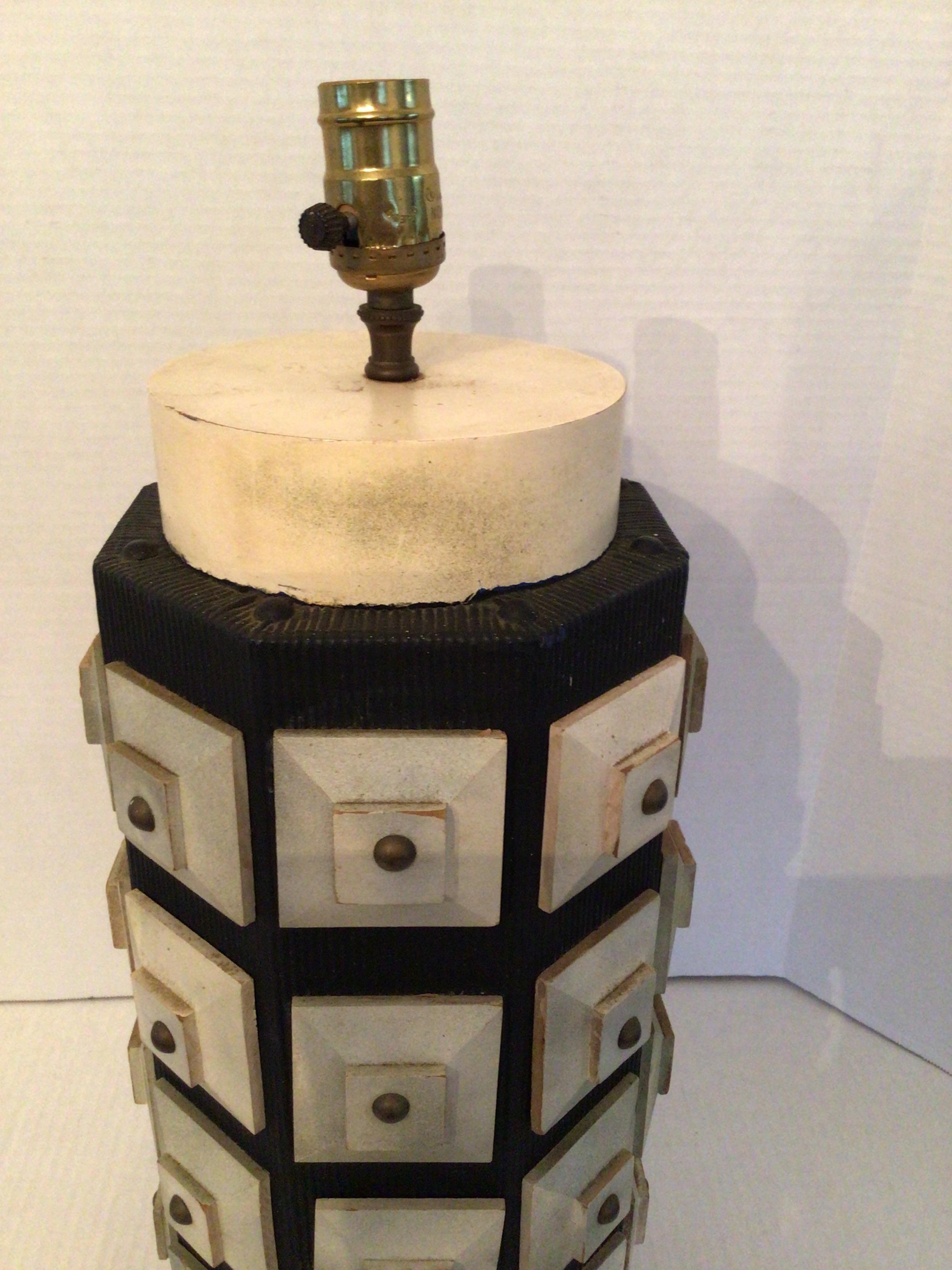 Mid-Century Modern Lampe de table des années 1950 à motif géométrique en relief en vente