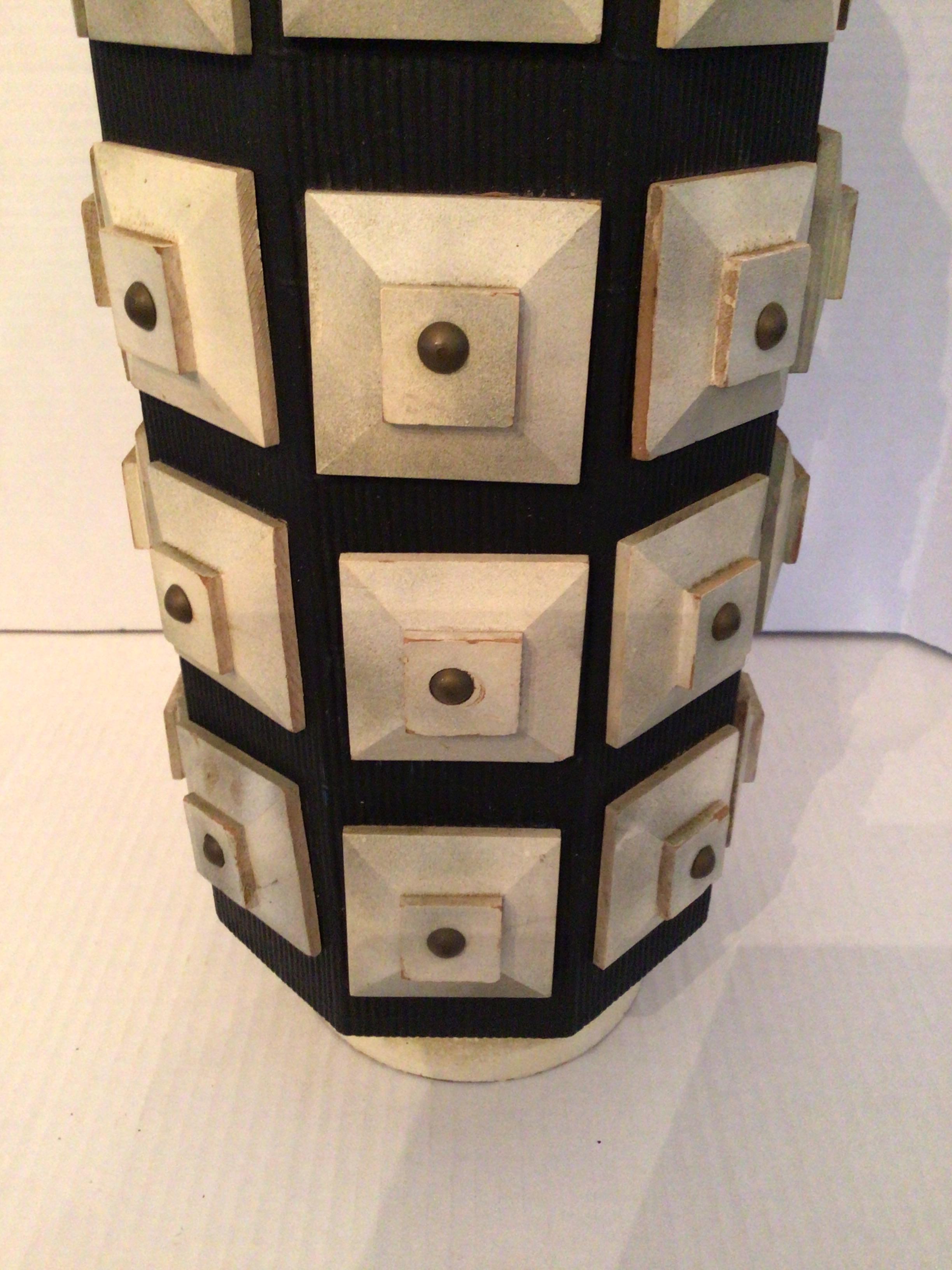 Fait main Lampe de table des années 1950 à motif géométrique en relief en vente