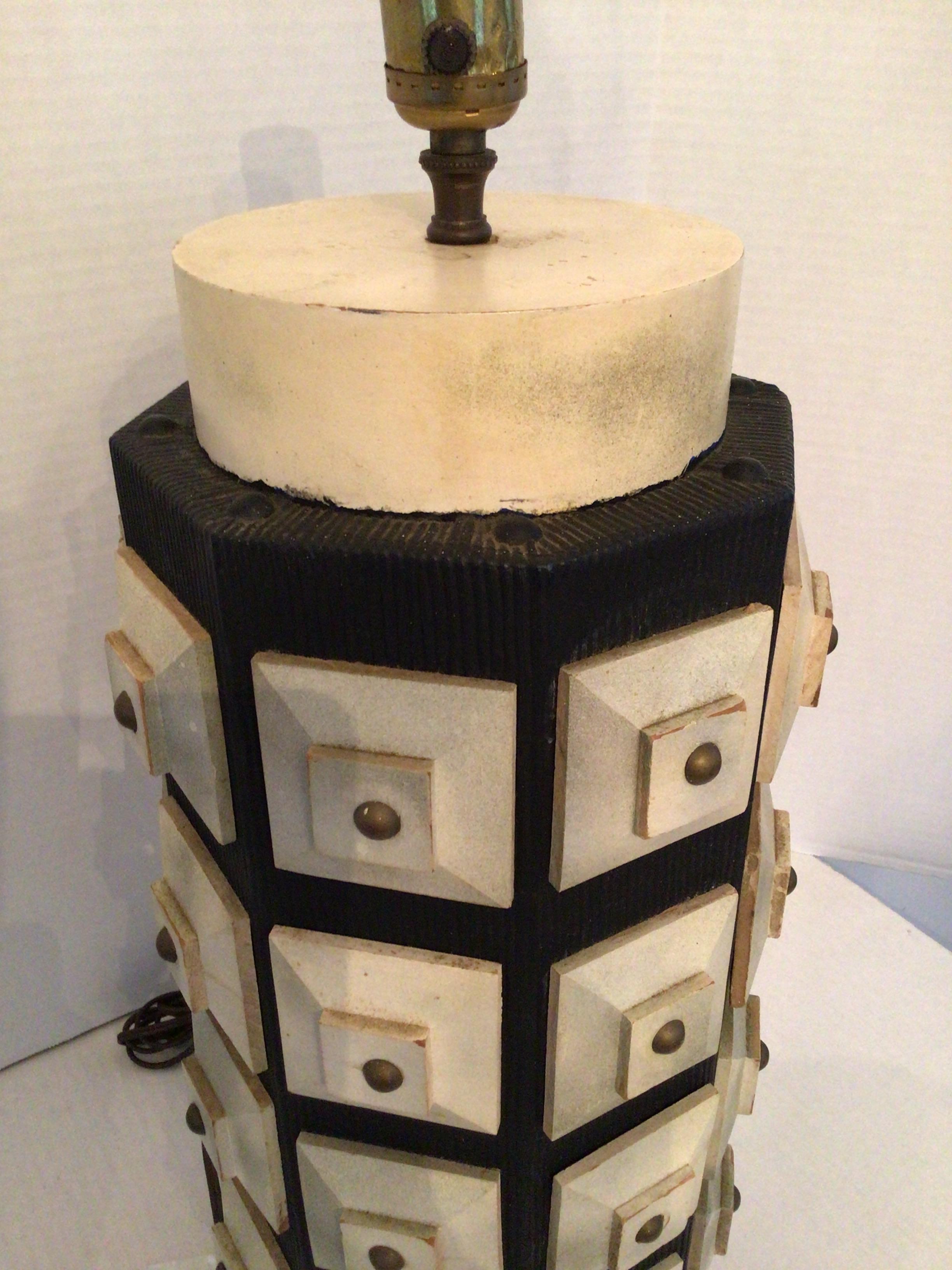 Lampe de table des années 1950 à motif géométrique en relief Bon état - En vente à Tarrytown, NY