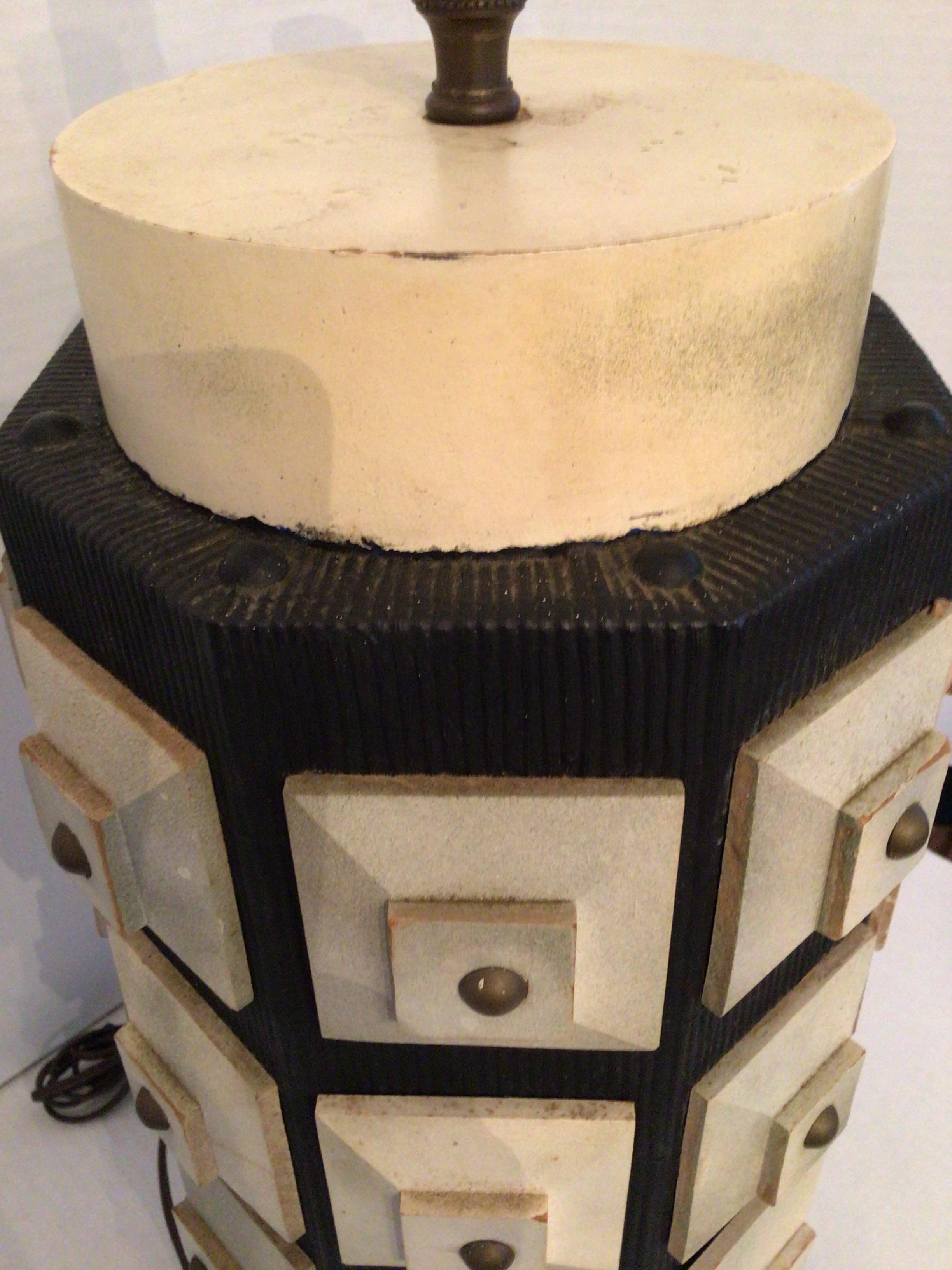 Milieu du XXe siècle Lampe de table des années 1950 à motif géométrique en relief en vente